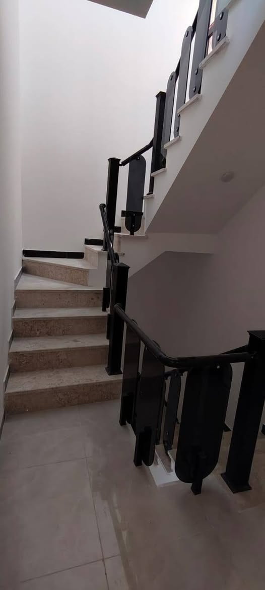 دار سكن قيد الانشاء للبيع يسلم خلال اسبوعين .المساحة 74 متر مربع ، واجهة 6 م ، الضهر 4 م ، نزال 15م ، بناء درجة أولى واجهة مرمر وارضية مرمر . السيدية مربع القادة مقابل الخط السريع ،مقابل العقار تشجير ، عرض الشارع 15 متر ورصيف 3 م تقريبا ، يحتوي الطابق الأرضي على مدخلين صالة ومطبخ وغرفة نوم وحمام وحولي ومنور ، ويحتوي الطابق الأول على غرفتين نوم وحمام وحولي ، ويحتوي الطابق الثاني على غرفة نوم وحمام وبيتونة وسطح امامي ، باب صالة قاصة،السبالت والنت والستلايت والكامرات دفن ،الطابق الأرضي ديكورات
للاستفسار 
***********
