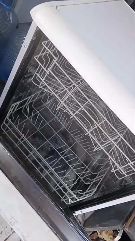 غساله صحون ماركه بيكو نظيفه جدا" 
ما استخدمته لان مطبخي صغير وماكو مكان اخلي بي غسال  حتى اشتريت كبسولات وملمع وما استخدمتهم السعر ١٦٠
مكان بغداد البلديات 
***********
