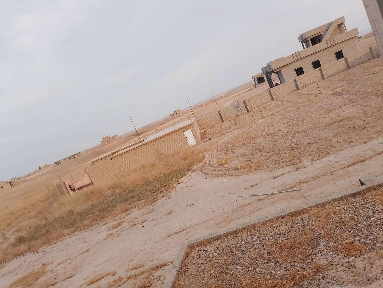 السلام عليكم بيت للبيع مساحة الحوش 3دوانم محوّش 
 البيت 3 غرف وربعة ومطبخ وصحيات داخل وخارج ومخزن و گراج وحقل  و3 قساطل مي 
الموقع خلف قاعة الهيبة (بيت ابو كاميران) السعر ع الاتصال 
للاستفسار الاتصال على الرقم: 
***********
