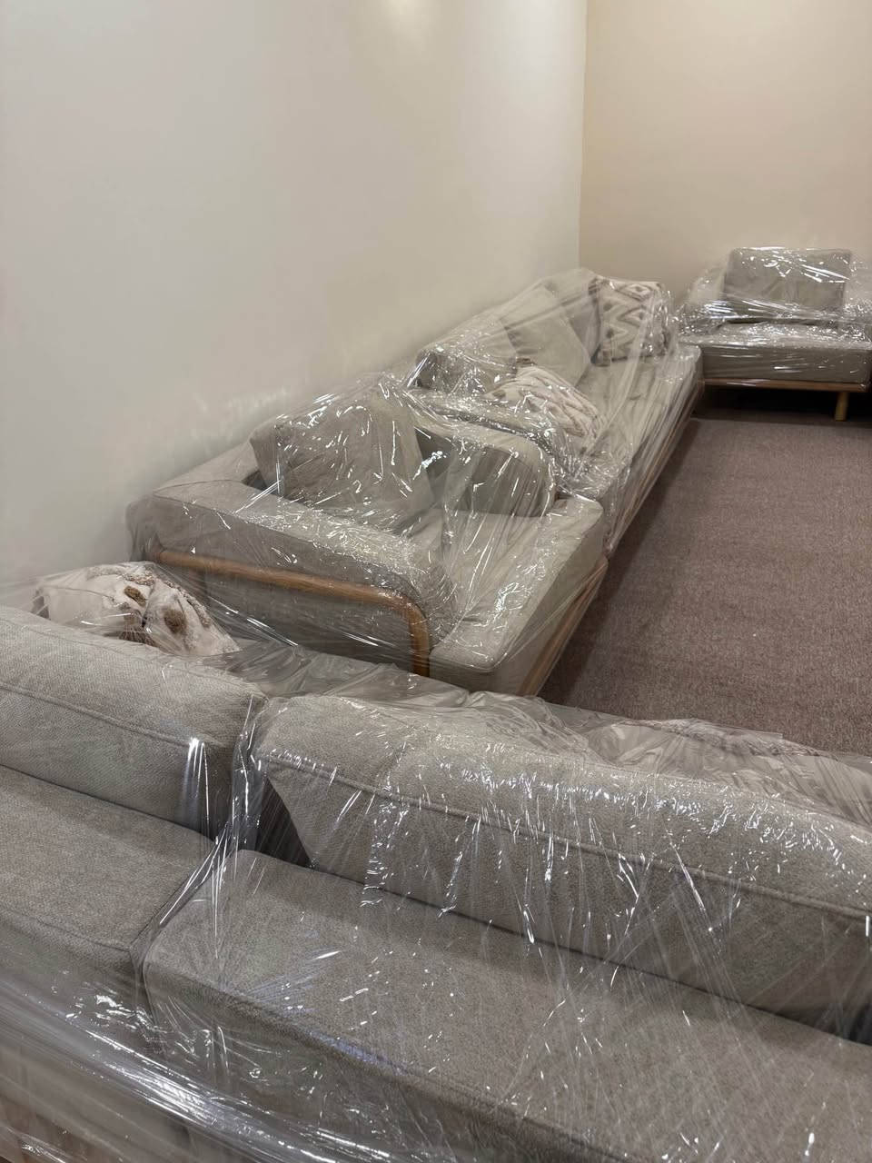 السلام عليكم

تخم قنفات 7 مقاعد خشب تركي قند جديد للبيع بعد بغلافة غير مستخدم نهائياً 
تم شراءه في تاريخ 7/12/2025 يتكون من 
قنفة ثلاثية
قنفة ثنائية 
وكراسي اثنان
سبب البيع لم يناسب مساحة الغرفة ورفض المعرض ارجاعة

الموقع: بغداد شارع المطار
سعر الشراء: 1,550,000
سعر البيع: 1,000,000 بغداد, العراق


**إذا كنت صاحب هذا الإعلان وتريد حذفه لأي سبب، رجاءا أرسل رسالة إلى الدعم الفني**