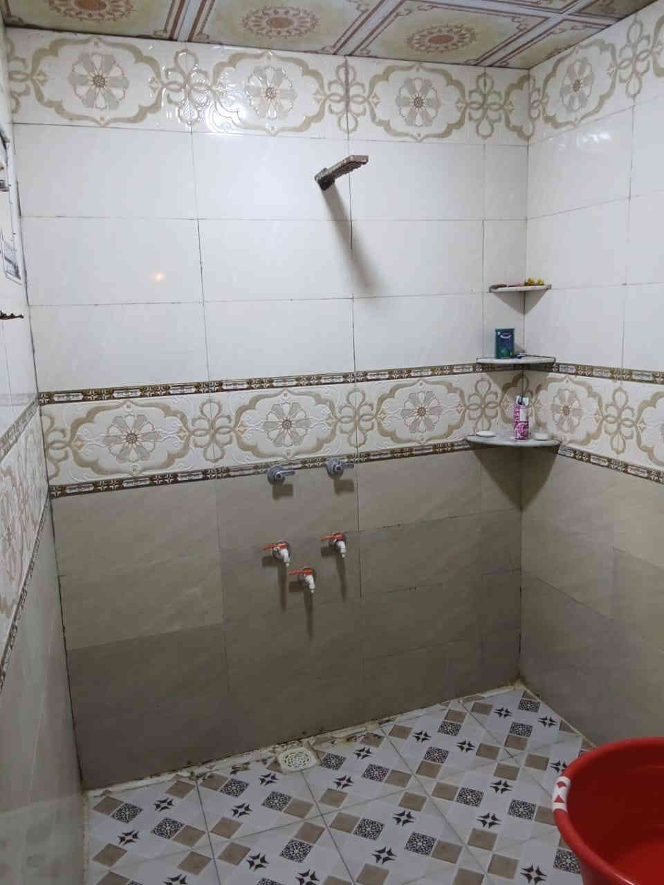 بيت للبيع من صاحب الملك نفسه الشراي احوله اله
 المساحة / 160 متر 
نوع الطابو / ملك صرف
سنة البناء / 2024 البناء بلوك الشلامجة بناء حديث والبيت ركن
طابق واحد
يحتوي على استقبال ومطبخ وصاله وغرفتين نوم وكراج وصحيات داخلية وخارجية
العنوان / البصرة . التنومة . حي الجامعة . نهاية شارع سيد عواد
السعر / 225 مليون وبي مجال
باقي التفاصيل خاص او واتساب فقط 
***********
