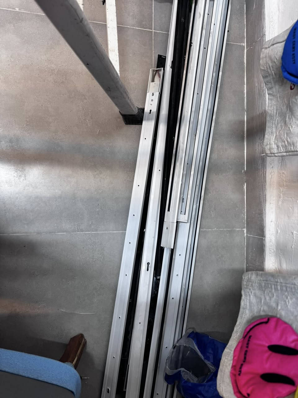 ديكور البيع كامل 
دنك حديد كامله عدد 8 
رف خشب عدد 1 
سبورت لايت موجه عدد 35
ملكانه عدد 2
مساطر ناره عدد 16 
بغداد البياع شارع 20 
***********
