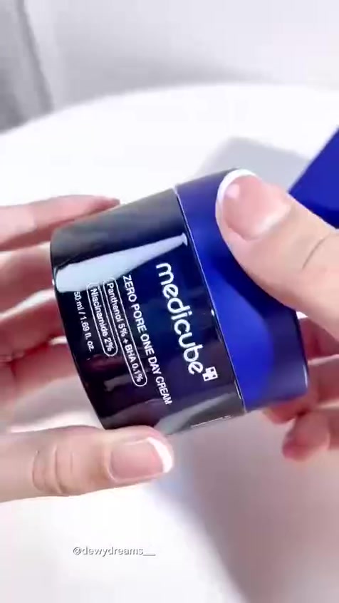 ✅️MEDICUBE
  ZERO PORE ONE DAY CREAM :

✅️🇰🇷🇰🇷كريم مدكيوب اليومي . 

✔️تخلصي من المسام المزعجة باستخدام كريم الوجه هذا الذي يقشر المسام بلطف ويشدها بحمض الجليكوليك. تنظيم إنتاج الدهون وإعادة توازن مستويات الماء والزيت في البشرة
يشد كريم Zero Pore One Day من medicube المسام للحصول على لمسة نهائية ناعمة وراقية .
✔️ يحتوي على البانثينول والنياسيناميد وحمض الساليسيليك لموازنة مستويات رطوبة البشرة وتنظيم إنتاج الزهم والاحتفاظ بالرطوبة للحصول على بشرة مشرقة وصحية .
✔️تمتص التركيبة خفيفة الوزن بسرعة تاركة لمسة نهائية ناعمة وناعمة دون أي بقايا دهنية .
المنشأ كوريا الأصلي 🇰🇷🇰🇷
🚘يوجد خدمة توصيل لجميع محافضات العراق 🚘


**إذا كنت صاحب هذا الإعلان وتريد حذفه لأي سبب، رجاءا أرسل رسالة إلى الدعم الفني**