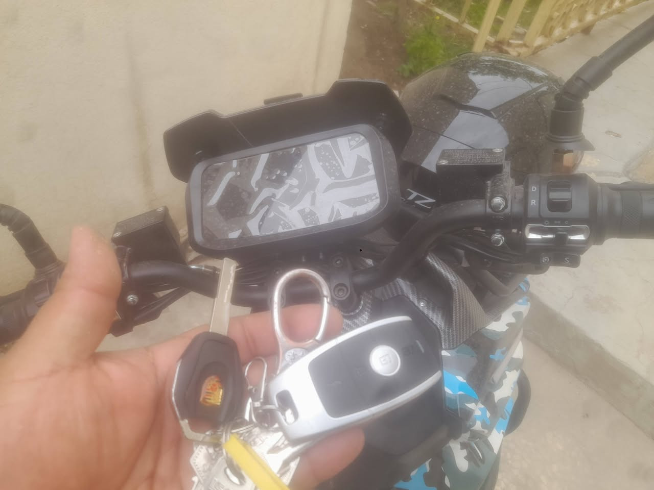 اباجي شحن بطاريه ليثيوم ٨٠ كيلو تمشيك جديده استخدام سبوع بعدهه لوك نضام ABS مانع انزلاق شاشه الكترونيه سرعه وتحديد عطل ٣ نمر سرعه ١٢٠ رحال دسك  السعر  مليون و٦٠٠ وبيهه مجال شرط ضمان الشركه مكان السيديه رقم *********** بي واتساب بصمتين تشغيل عن بعد وانذار سرقه
