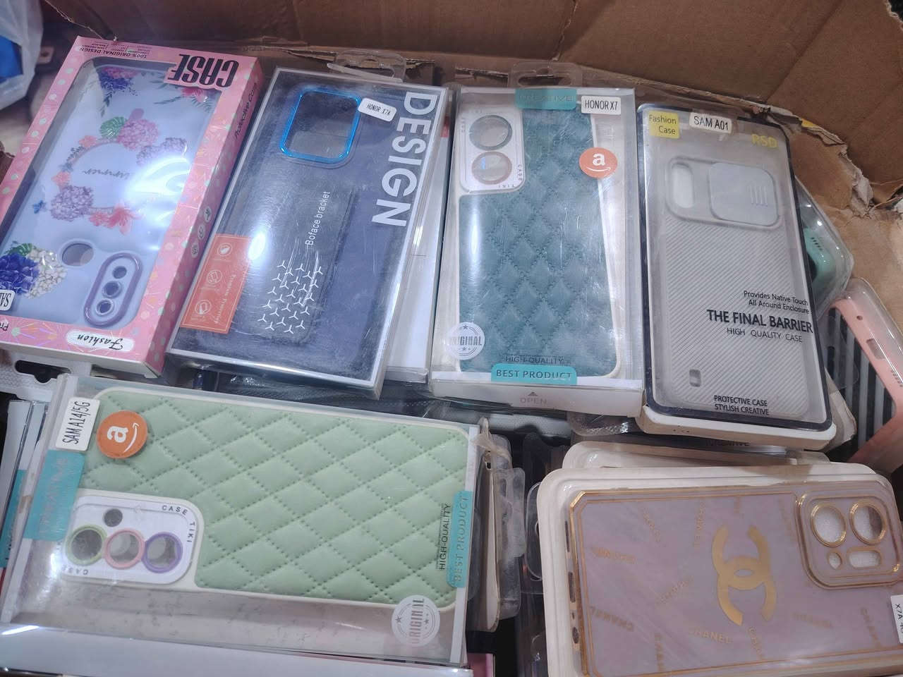 تعزيله محل كامله ما اتناقش ع السعر تعال قيهمن باليرضي الله  ، بيهن ماركات وبيهن عاديات
عندي بعد فيديو  للكهربائيات طب خاص شوفهن يعني فوك هذن
سماعات عاديه عدد ٢٤٣
سماعات اصليه ٥٩ قطعه
كفرات عاديه593 قطعه
كفرات ماركه 427 قطعه
لواصق 100 نوع اندرويد ١٣ نوع ايفون (كل نوع بي من ٢ الى ٤ لواصق) 
الايبادات:لاصق ٢١ قطعه والكفرات ٦ قطع
ماعندي توصيل المكان التنومه *********** البصرة, العراق
