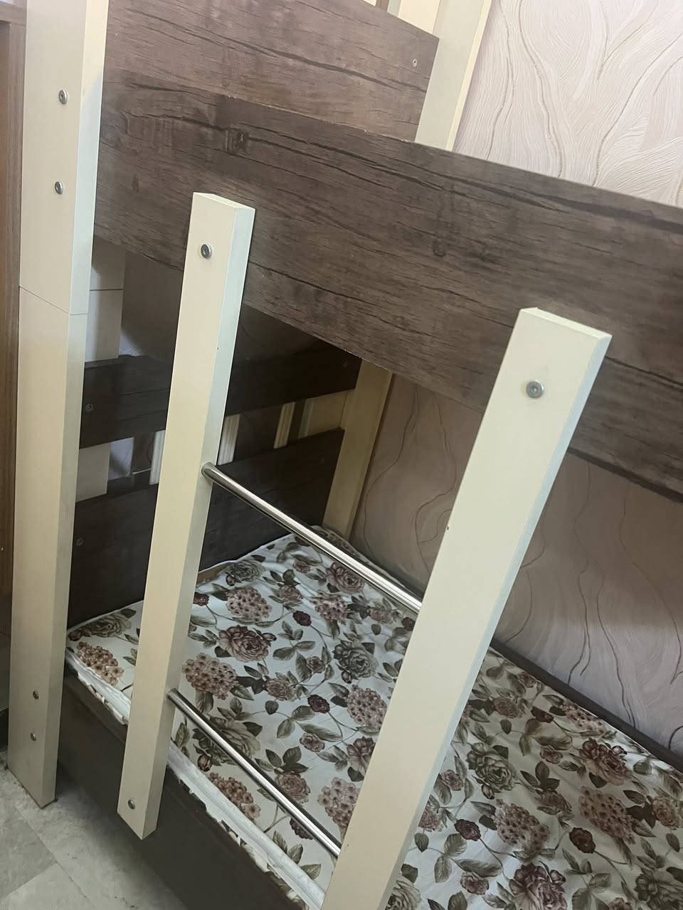 سلام عليكم سرير طابقين خشب زان يصير كل واحد وحد حاله ممتازه بسعر 150 مع كل سرير دوشك


**إذا كنت صاحب هذا الإعلان وتريد حذفه لأي سبب، رجاءا أرسل رسالة إلى الدعم الفني**