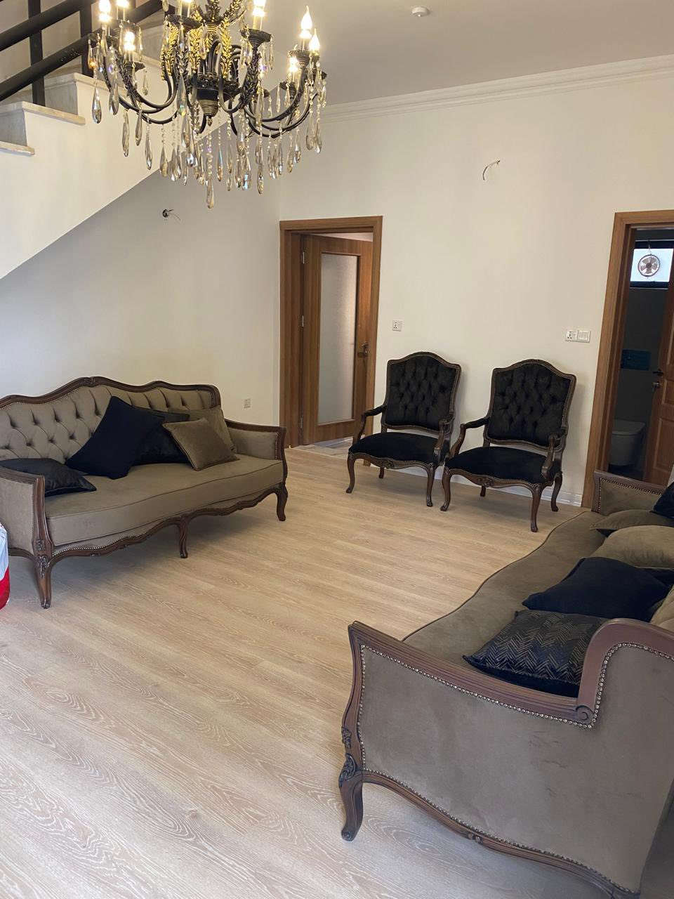 سلام عليكم تخم ٨ مقاعد نظيف جداً مع ميز طعام و٤ كراسي السعر مليونين وربع للتواصل ***********
