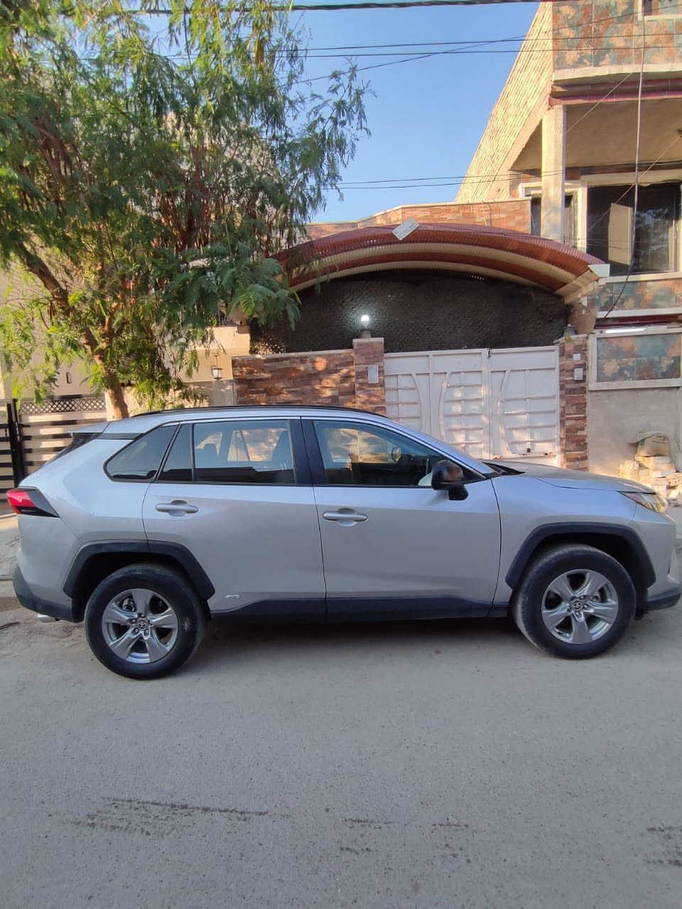 السلام عليكم

تويوتا راف فور LE هايبرد وارد امريكي حادثه واضح بالمنشور جاملغ امامي وحافة البنيد صبغ
 وجاملغ الخلفي p d r شاصي والغد مكفولات

رقم بغداد بإسمي موديل 2025 دخول جديد

لون سلفر

كامله مابيها اي نقص بحالة الوكاله

ارباك برده فقط

المواصفات:

- سويچ

- لايتات LED

- مثبت سرعه تفاعلي Adaptive Cruise Control 

- رادار امامي مانع تصادم

- رادار تحديد مسار

- تحكم ستيرن كامل

- ويل كب 18 سموك 

- ٣ انظمة قياده

- اوتو هولد

- هاند بريك بصمه

- شاشة كبيره نظام ابل كار بلي

- كاميرا خلفيه

- فور ويل (دفع رباعي)

ماشيه ٣ الف بعده زيرو
السعر المطلوب 242 ورقه  وبيه مجال بسيط رقم بغداد

مكان السياره بغداد / حي الاعلام 

***********
