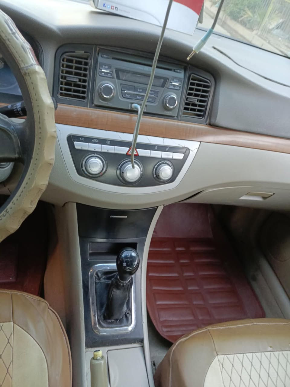 السلام عليكم سيارة ليفان 2012 كير ومحرك خير من الله كلج ياباني كير عادي تبريد شغال السياره مصبوغه عام جماليه تخم تاير جديد ادامه جديده للسياره الرقم بغداد الانكليزي الجديد سنويه بااسمي تحويل ثاني يوم مكاني بغداد حي العامل 
للاستفسار اكثر ***********
