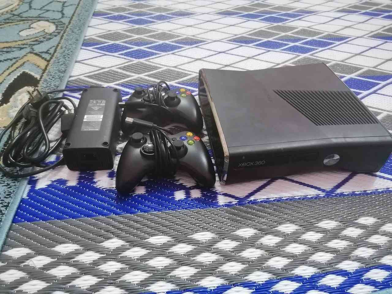 اكس بوكس 360 Xbox  للبيع مستعجل هارد 250 وبي 153 لعبة وجوستكات عدد 2 وملحقات كاملة بسعر 100 الف *********** الناصرية
