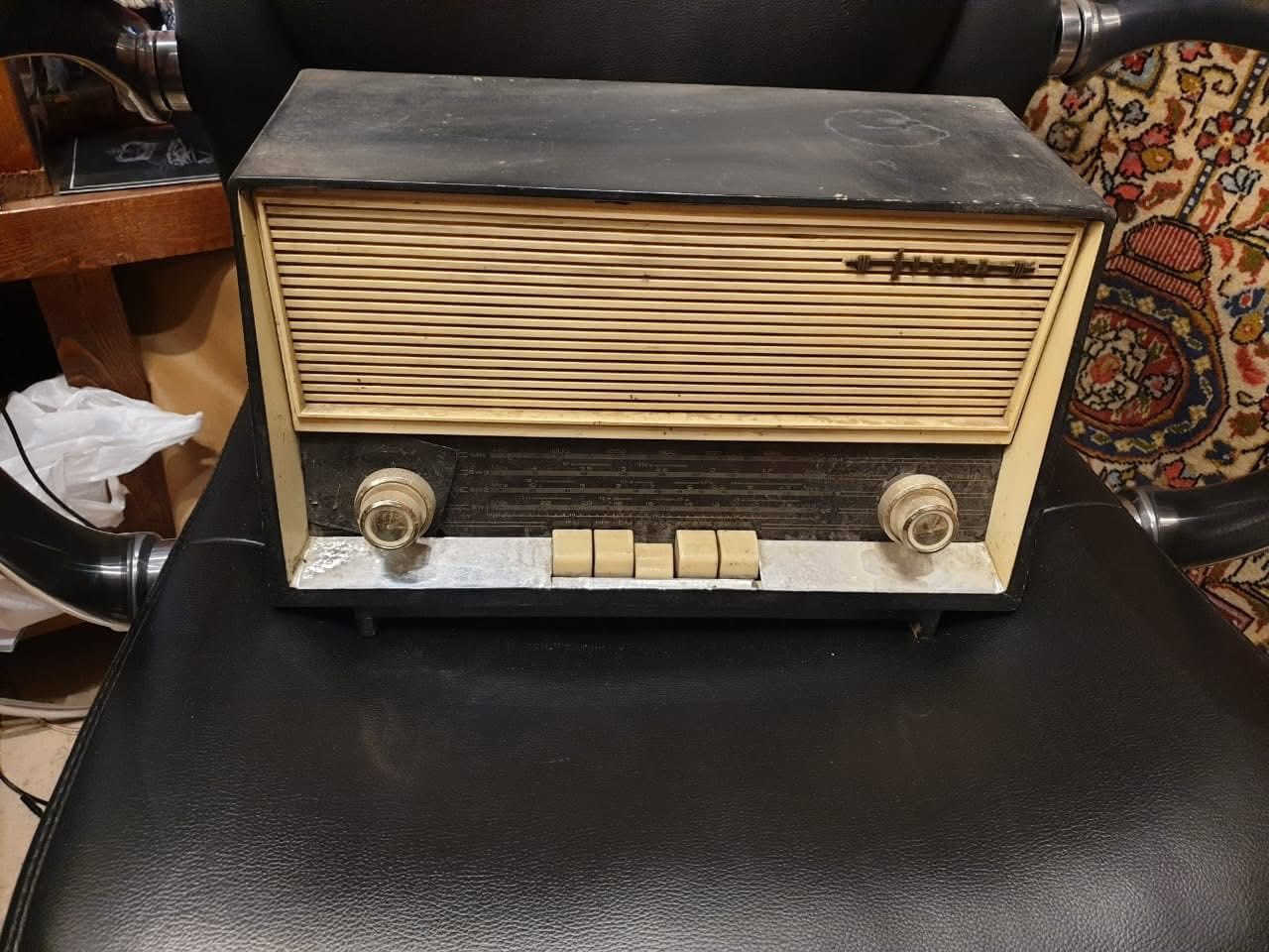 راديو قديم لمبات 36 سم 
نقص الواير  ٦٠ الف 
*********** واتساب
