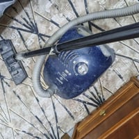 مكنسة كهربائيه باله اصلي شغالة السعر 35 الف الشراي خاص او يتصل على الر...