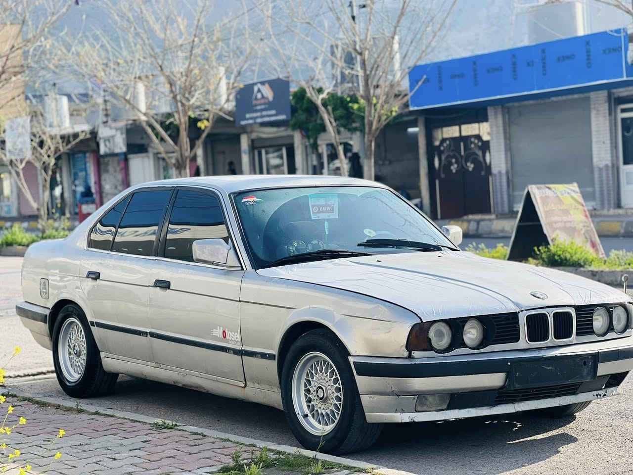 علوج علوج
مەکینە 525i گێڕ عادی
مۆدێل 1993
گێڕو مەکینەو ئەکسل و کارەبای بەشەرت هەزار فیتەر
دو جام کارەبا
ناو فۆرمیگا بەرگە دەرگاو ناوی لۆک لۆکە
ئێستە چوار تایەو ویلی عادی لۆکی لە ژێرە
موسو براوە بەشەرت
تەجیل و گەرمی و ئاوی فڵجە گێجەکانی هەموو ئیش دەکا
لایت ئەڵقەو زینۆن
قوفڵ مەرکەزی
پێویست بە وەسف ناکات ماشااللە سەیارەکە زۆر جوان و پاک ماوەتەوە
عەشیای تەبریدیشی مەزبوتە بەس قایش و خازی ئەوێ
تۆزێ کاڵ بونەوەی هەیە
25گەلاو مەعامەلە
شوێن دەربەندیخان
گۆڕینەوەش ئەکەم
***********
