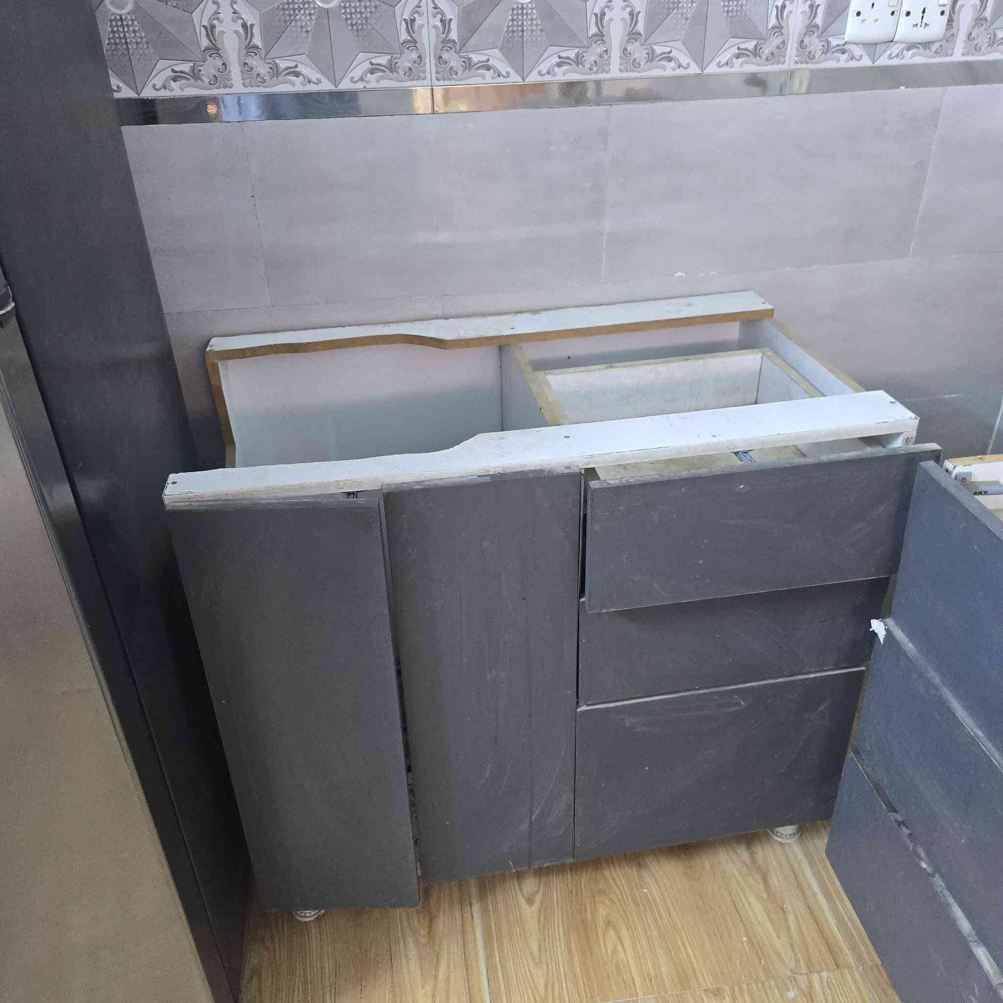 عندي كاونتر mdf بدون مرمر ارضي  
الي يحتاجه يدفع الي يشوفه وياخذة مكانه بغداد العبيدي 
***********
