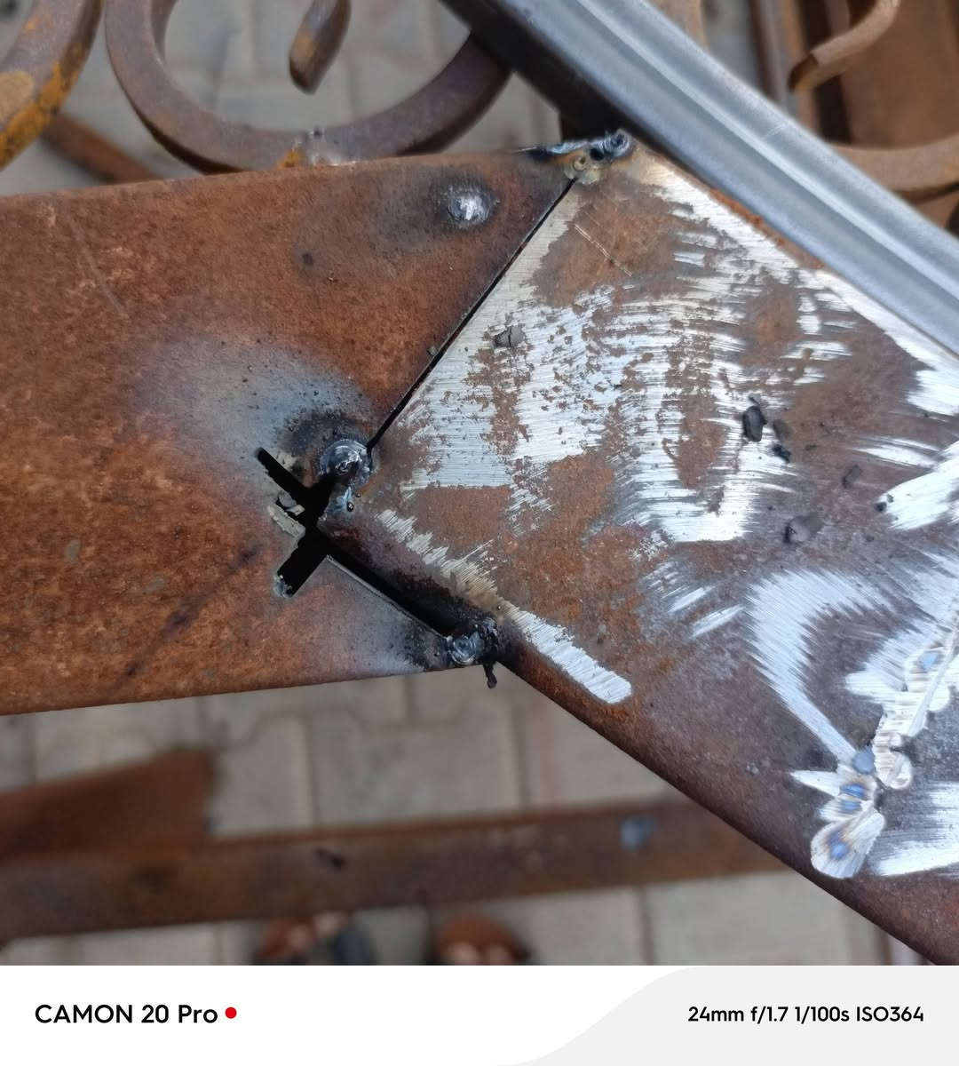 السلام عليكم حداد ابواب شبابيك محجرات ابواب خارجيه سقوف جينكو سندويش بنل وباسعار مناسبه حداد*********** متنقل
