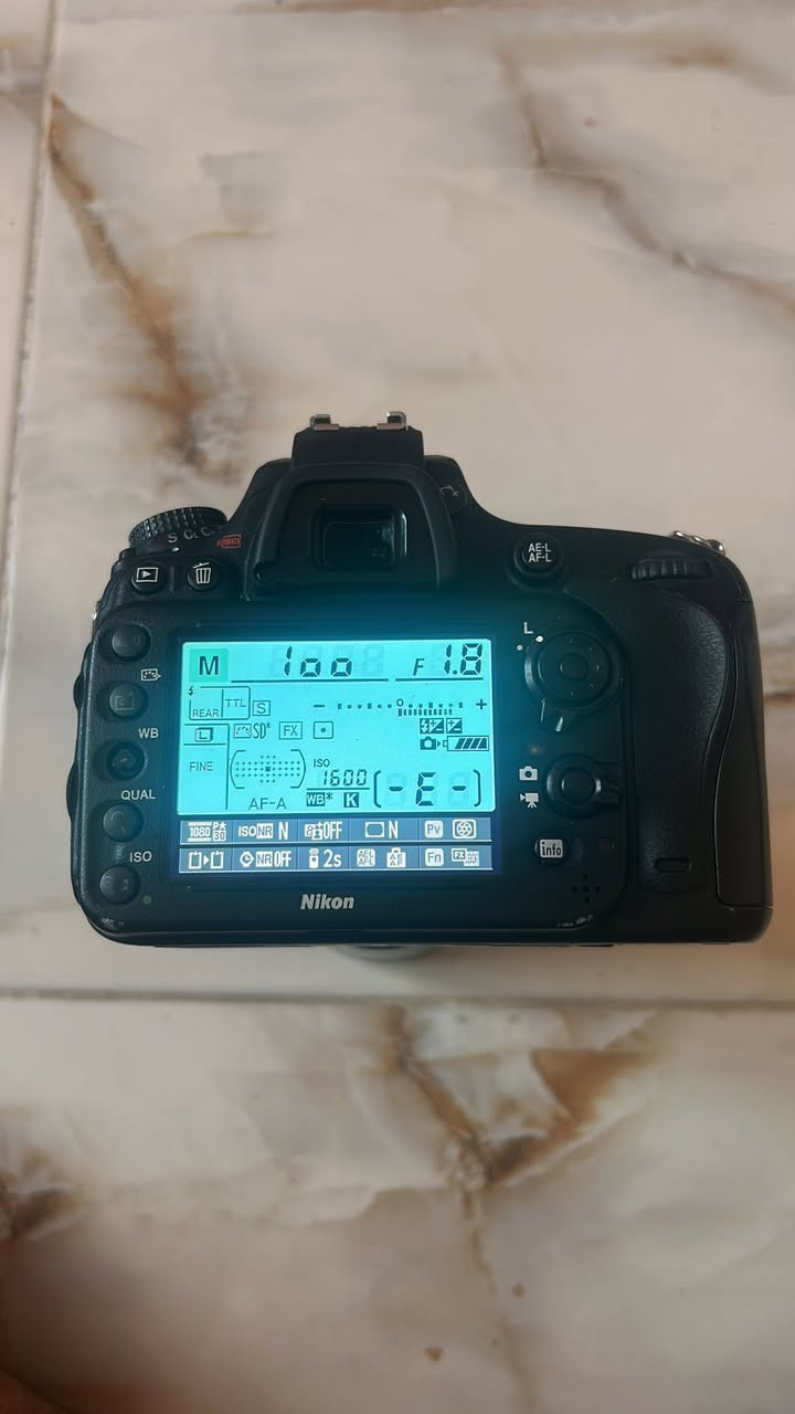 كامره 610 نيكون فول فريم وياهه عدسه 85 جي  جنطه وبطاريه وشاحنه ورام نضيفه الكامره شتره 130k  سعره 750
***********

