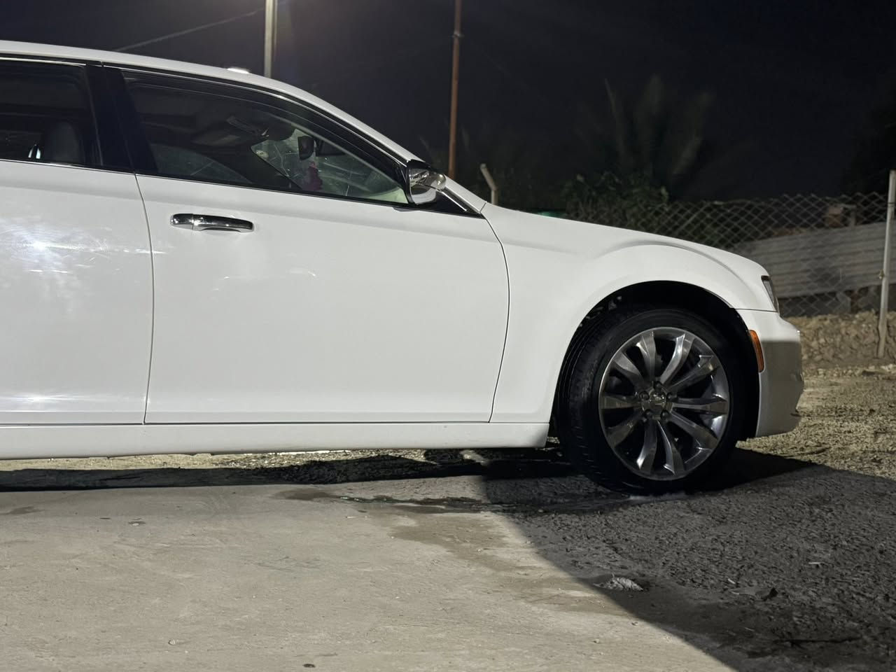 اوباما 2016 كندي ماشيه 160 
فول بانوراما تشغيل عل بعد  
بدون حادث داخله بدون ايرباك 
جاملغ الايمن صبغ سبب شخوط وهلال خلفي بارد كلش قليل السياره حجر صالنصه كواتم سيرفس ما مشتغل 
السعر 237 وبيه مجال 
مكاني بغداد 
***********
