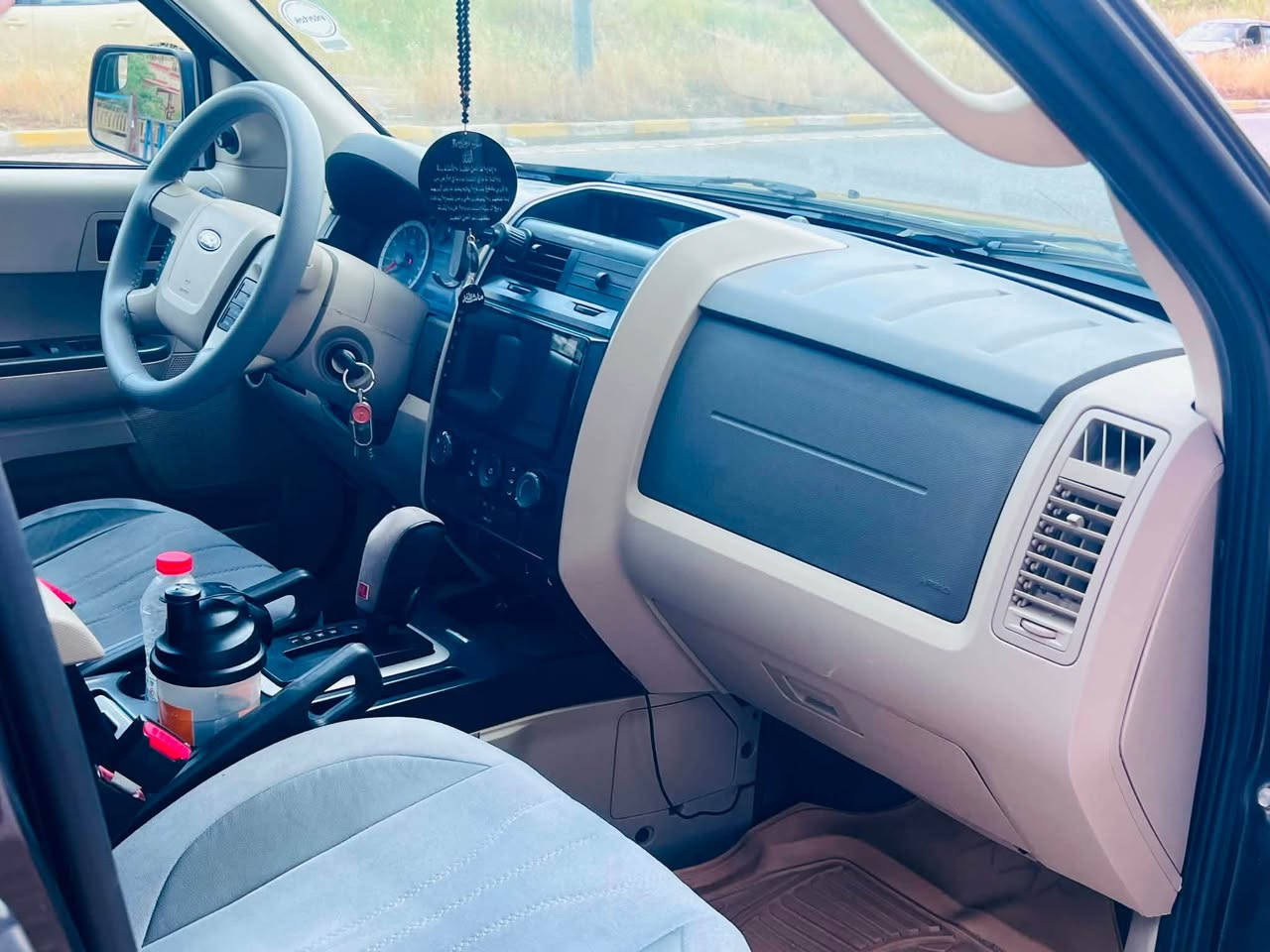 Ford Escape 2011
رەنگی ڕەش
کلین تایتڵ 
رەقەمی سلێمانی سەنەوی نوێیە
تایەی نوێیە
کوشنی نوێی تێگیراوە و شاشەی نوێی تیادا بەستراوە.
تایەی نوێیە.
بەشەرتی گێڕو مەکینە نەبوخار دەکا و نە دەنگی تیایە.
هیچ دەعمێکی نییە کەمیك لێخشان و قەڵەم کاری هەیە.
هەیکەلی سەیارە بە جوانی ماوەتەوە هیچ عەزێت نەدراوە.
تەبریدی سارد و گەرم بێ کێشەیە.
مەصرەفێکی باشی تیاکراوە و زۆربەی شتەکانی لۆکە و هیچ مەصرەفێکی تیادا نییە.
سەیارەکە هی دەستی خۆمە و سەیارەی مەعرەز نییە.
بۆ زانینی نرخ پەیوەندی بکەن بەم ژمارەوە مۆبایلەوە.
*********** السليمانية, العراق
