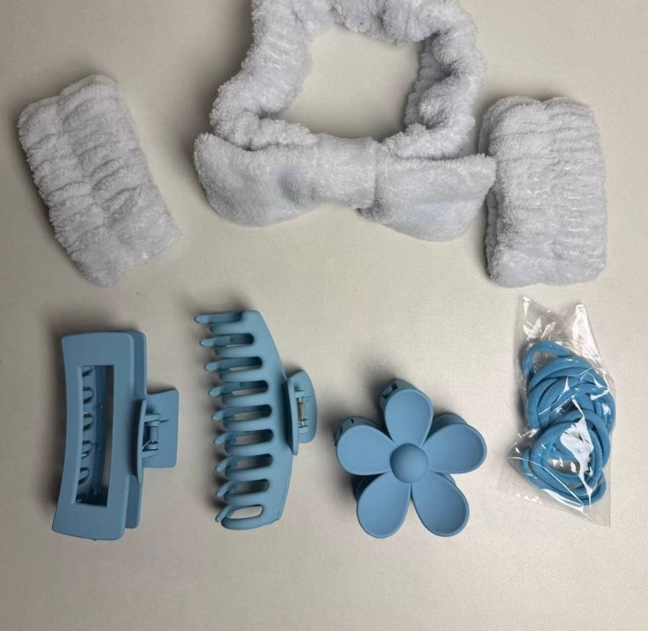 بوكس العناية بالبشرة يحتوي على :
طوق شعر 
وقراصات عدد ٣ 
وكيترات 
وماسكات اليد 
ومتوفرة بأكثر من ٥ ألوان 
السعر 3 بس ❤️.
واتساب *********** او ماسنجر
