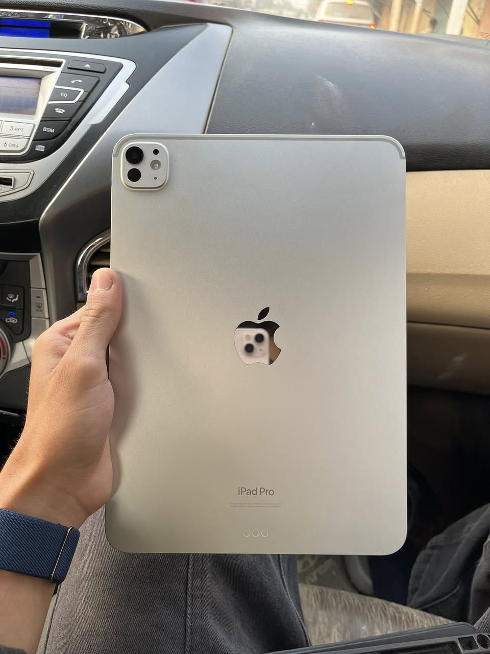 iPad M4 256GB
Battery 98%
950 الف 
***********
