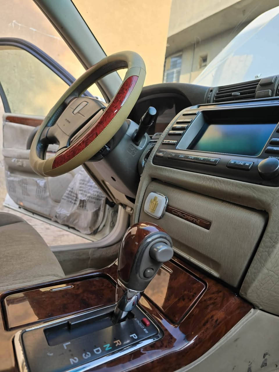 كراون (ملكة) 2003 ادوات للبيع 
مواصفات
3 دكم محرك D4 كبير 
تبريد تدفئة (منفصل)
مري شفط كشنات كهرباء 4 
بردة خلفية كهرباء 
صدر تايرات جديد 
كهربائيات شغالة كامل مابيهة نقص
السعر ٣٦ وبيها مجال بسيط 
للاستفسار 
الاتصال على الرقم ***********
