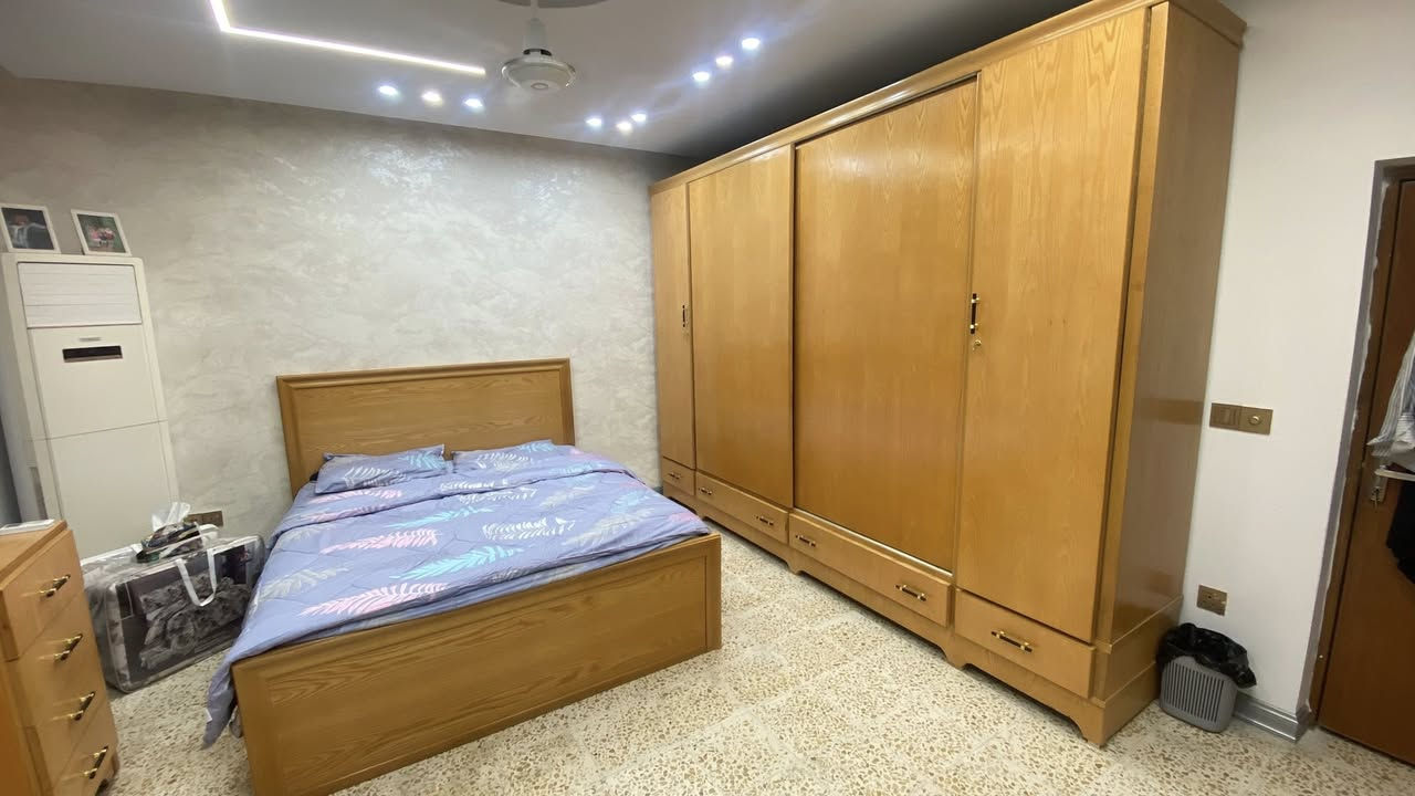 فرصة للبيع – غرفة شغل عراقي فخمة خشب سنديان 🔥
إذا تدور على شغل نظيف ومرتب وبسعر مناسب… هاي فرصتك 👌

📍 الموقع: بغداد – حي الجهاد

✅ مستخدمة أشهر قليلة جداً (بحالة ممتازة)
✅ خشب سنديان نوعية قوية وتحمل عالي
✅ تصميم مودرن وأنيق يناسب البيت العصري

🔹 المواصفات:

 • 3 مجارير عملية وواسعة
 • كنتور بطول 3 متر و30 سم
 • ارتفاع 175 سم
 • جرباية مع تاج مودرن
 • بيها ميزتواليت

💰 السعر: 1,900,000 دينار
السعر شبه نهائي، بيه مجال بسيط  فقط.

📩 اللي ناوي يشتري فعلاً يراسل خاص للمشاهدة والمعاينة.
 ✨


**إذا كنت صاحب هذا الإعلان وتريد حذفه لأي سبب، رجاءا أرسل رسالة إلى الدعم الفني**