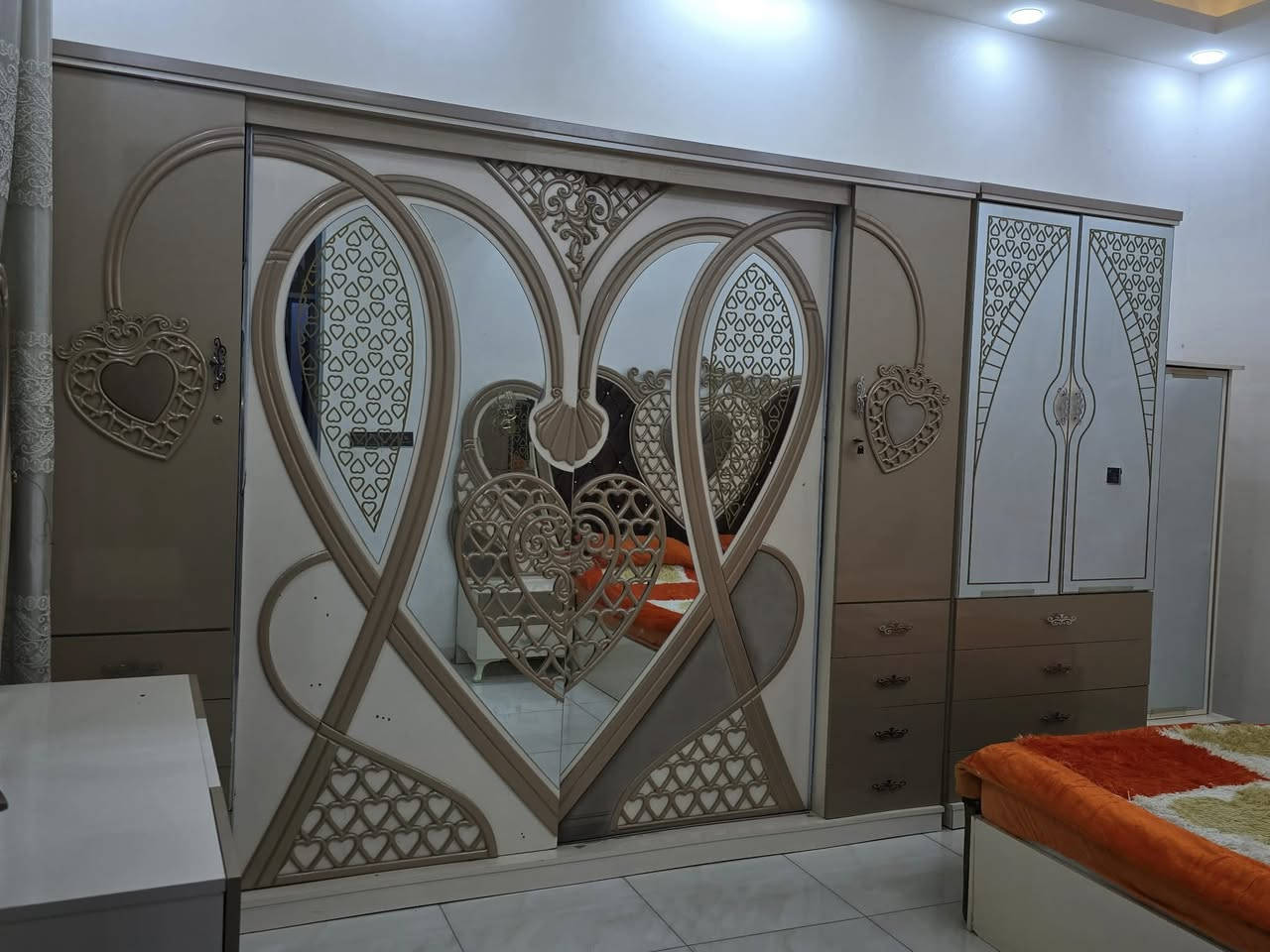 السلام عليكم                                                                   غرفه للبيع استعمال قليل                                                مكاني ديوانيه حي العسكري                                             السعر اتصل ع الرقم ***********
