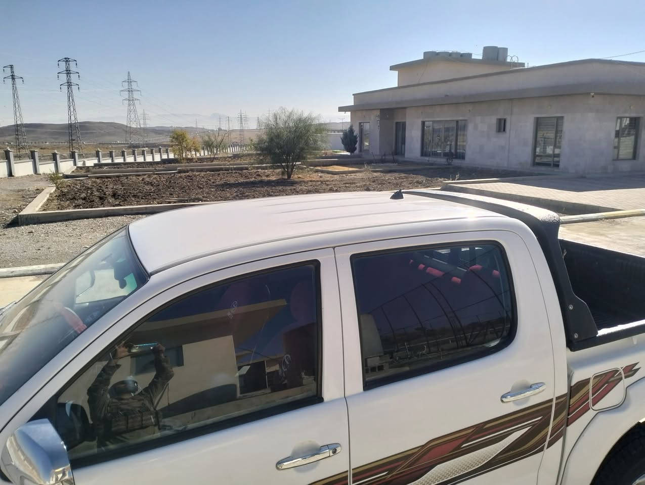 توێتا هایلۆکس
مۆدێل ٢٠١٣
شەریکەی سەردار 
بۆیاخ و کرانەوەی نیە
سارد و چالی نیە سەیارەکە مالی دۆستە 
تایە ی تازە گێر و مەکینە ئەکسل بە شەرت هەموو گیانی بەشەرت 
سەنەوی تا ٢٠٢٨ تازەیە و بەناوی خۆمانەوەیە 
بۆ زانینی نرخ پەیوەندی بکە***********
