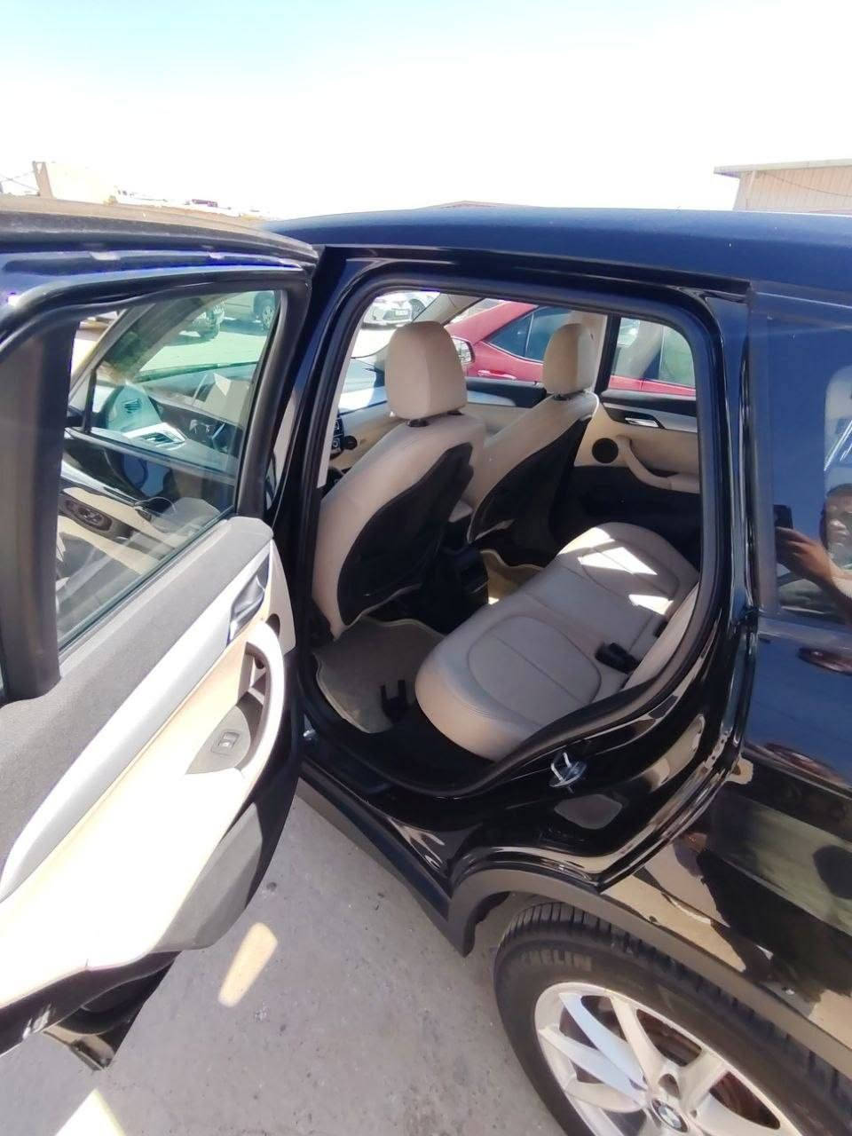 السلام عليكم 
BMW X1
موديل 2019
وارد خليجي 
ضربتها باب السايق ولباب الخلف السايق وجامغ خلفي 
داخل جلد 
السعر 150 وبيها مجال 
رقم الهاتف ***********
***********
