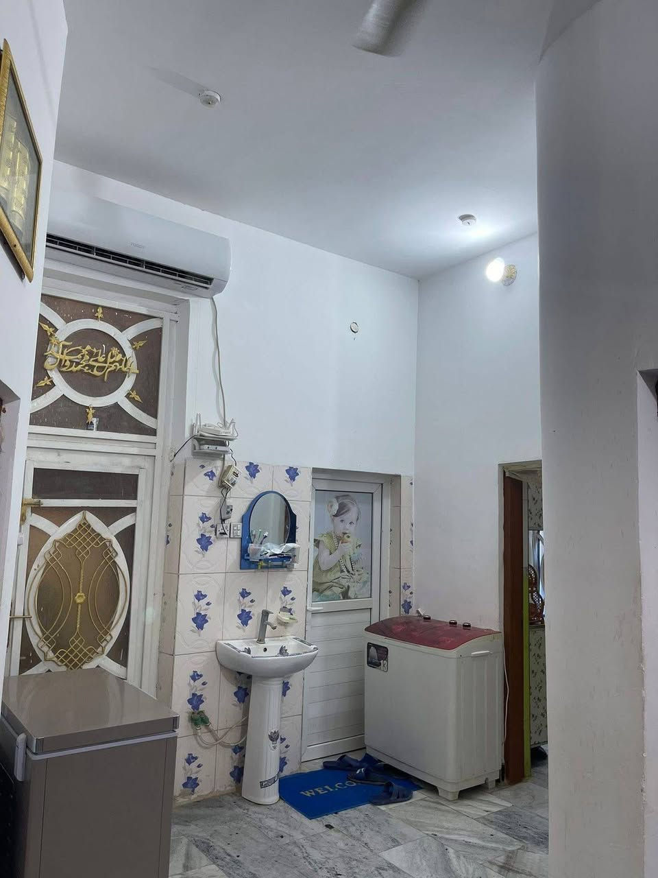 بيت للبيع طابو صرف مساحه 114م واجه 8م البيت طابق ونص بناء كله طابوك بس الستارة فرمستون كونكريت السطح شتايكر الارضيه مرمر تاريخ البناء 2014 يتكون من غرفتين وصالتين ومطبخ واستقبال وطارمه ومنور وصحيات العنوان حي اور
السعر 175 
***********
