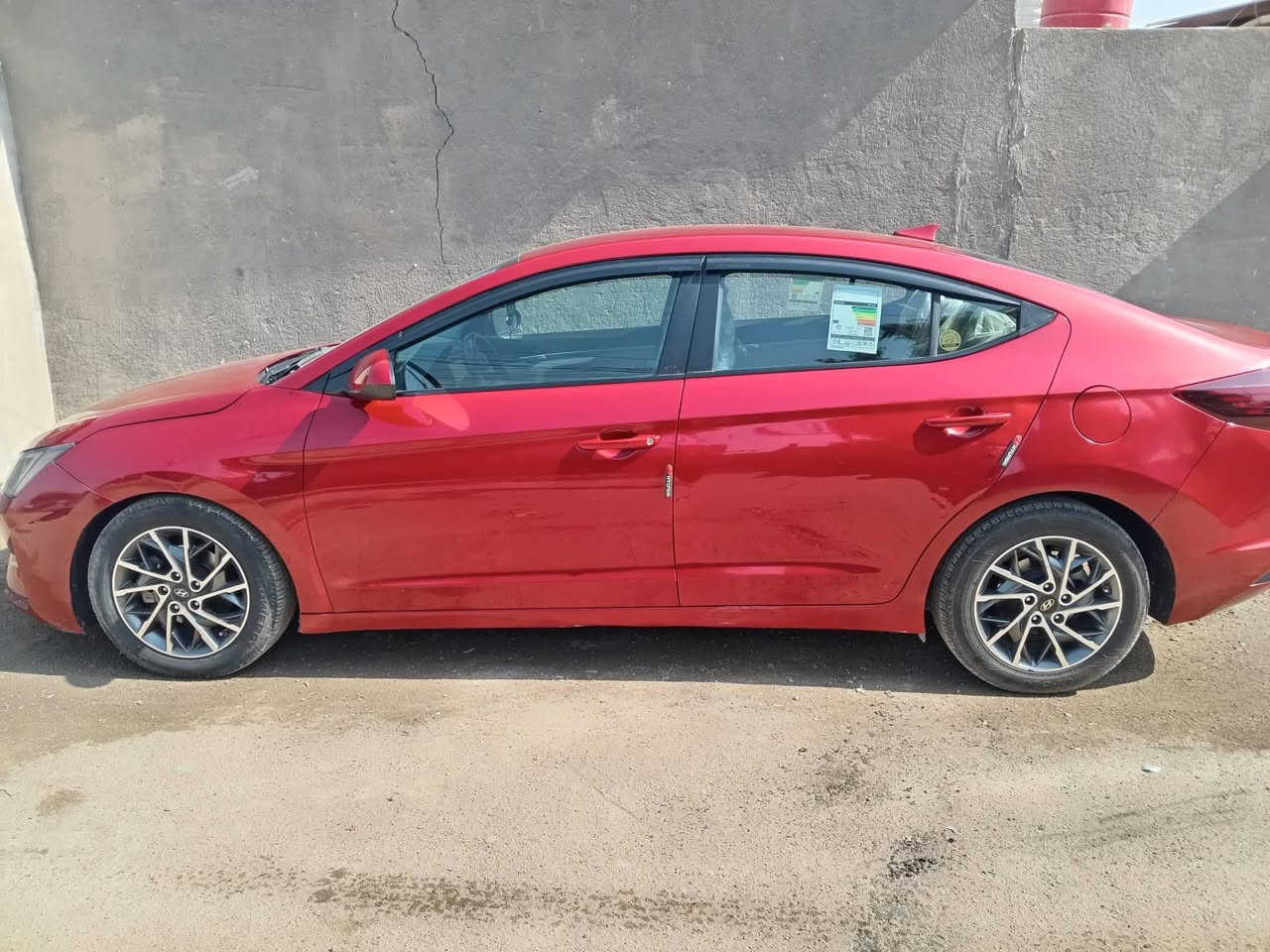 سيارة انتره موديل ٢٠  اذا اكو مراوس اراوس السعر ١٣٠ وبيه مجال العنوان بغداد الدولعي ***********
