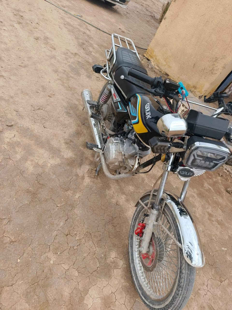 سلام عليكم تايكر مديل2024 شكل خمسه وعشرين  وراق لمكان القاسم  سعر ٦٥٠ وبيه مجال نتصل علا رقم ***********
