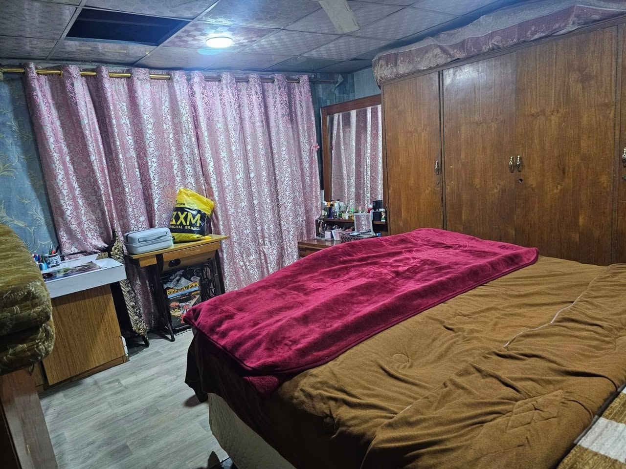 بيت تجاوز في ابو دشير / الضغط / نهاية شارع رياض للبيع مساحه ٢٠٠ م استقبال غرفتان نوم حمام مشترك مطبخ طرمة وحديقة وترك البيت يباع مع الاثاث السعر ١٥ مليون للتواصل ***********
