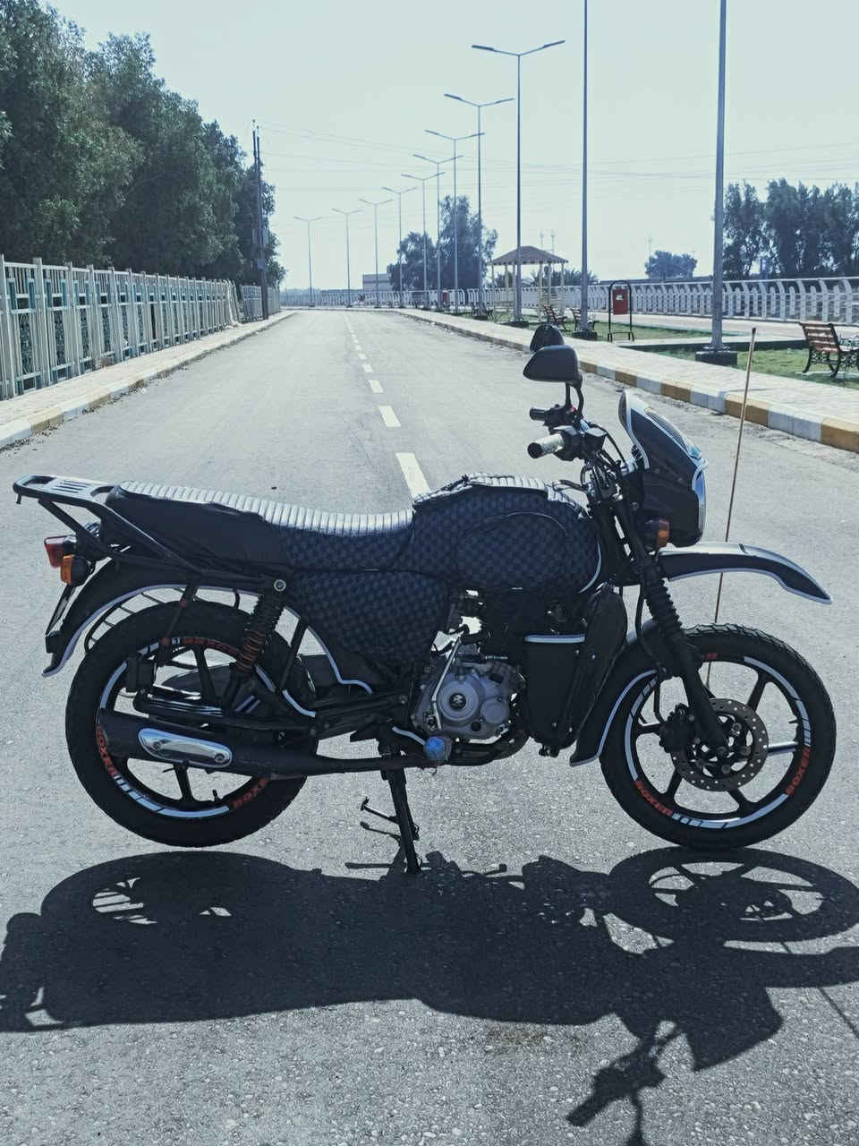 سلام عليكم شباب
دراجة بوكسر فحل للبيع موديل 22 شكل الـ 23 چاملغ طويل، و اهل البوكسر يعرفون هاي المواصفات، اللون اسود، دراجة مكفولة كفالة عامة من الچاملغ للچاملغ، كل تبديلة دهن ابدل فلتر دهن وفلتر هواء، الدراجة ضالة نايمة بالصالة 😁, دراجة نظيفة جداً ومتعوب علية كلش، مال جناي شرط ماتصرف علية ربع دينار. 
العنوان : ميسان - المشرح. 
السعر : 1,750 و أكيد بية مجال. 
رقم الهاتف : *********** وأذا ماعدك رصيد رمش علية وآنه اخابرك و بالخدمة.
