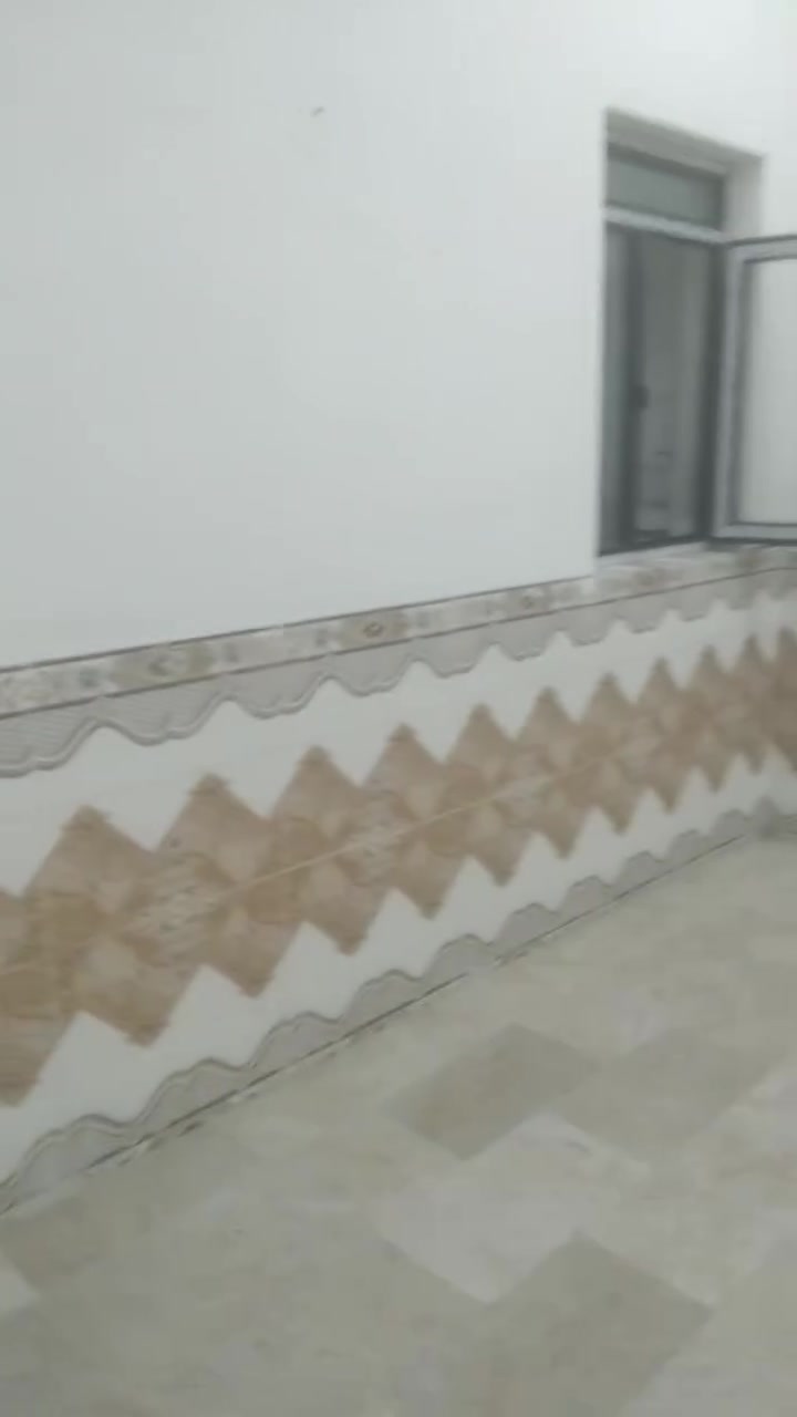 شقه  ارضيه جديده للايجار صاله ومطبخ وصحيات وغرفه نوم جديده ايجارها ٥٠٠الف بيها مجال بغداد الجديده قرب جامع عرفات ***********
