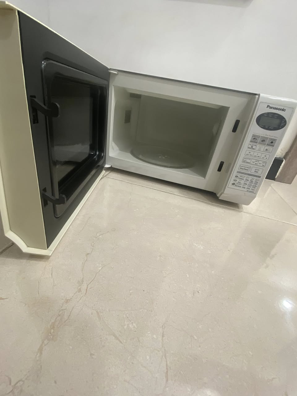 مايكرويف ماركة بانسونك
النوع: Panasonic
 الحالة: نظيف جداً، استخدام خفيف
 اللون: أبيض
 الصنع: جودة يابانية معروفة

 المواصفات:
 •  سعة مناسبة للعائلة (تقريباً 23–25 لتر)
 •  تحكم رقمي بشاشة LCD
 •  برامج طبخ وتسخين جاهزة
 •  خاصية إذابة التجميد (Defrost)
 •  تسخين سريع ومتساوي
 •  باب Easy Open سهل الفتح
 •  طبق دوّار داخلي لطبخ متوازن
 •  أزرار واضحة وسهلة الاستخدام

⸻

 الحجم التقريبي:
 • العرض: 48–50 سم
 • الارتفاع: 28–30 سم
 • العمق: 38–40 سم
 حجم عملي، ما ياخذ مكان بالمطبخ

⸻

 الفوائد:
 •  يوفر وقت وجهد
 •  مثالي لتسخين الأكل والطبخ الخفيف
 •  يذوب اللحوم بسرعة وأمان
 •  مناسب للبيت، الشقة، أو المكتب
 •  استهلاك كهرباء اقتصاد
السعر : 125 ألف دينار عراقي

رقم الهاتف : ***********
