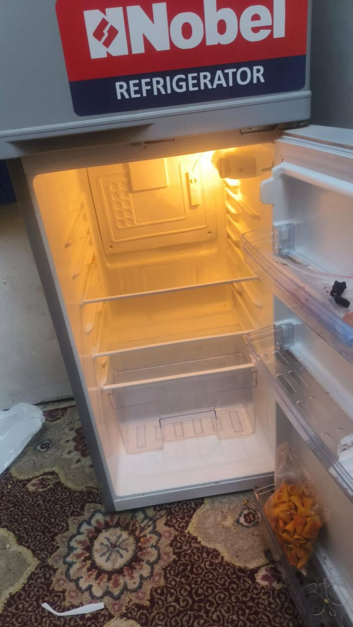 ثلاجه 10قدم نظيفه لازلخ لا شخط تجميد وتبريد فريزر بغداد زعفرانيه بسعر مناسب ***********
