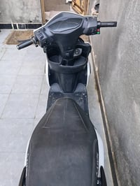 دراجة كهربائية بحالة جيدة جدًا، لونها أبيض وكراسي مريحة. مناسبة للتنقل...