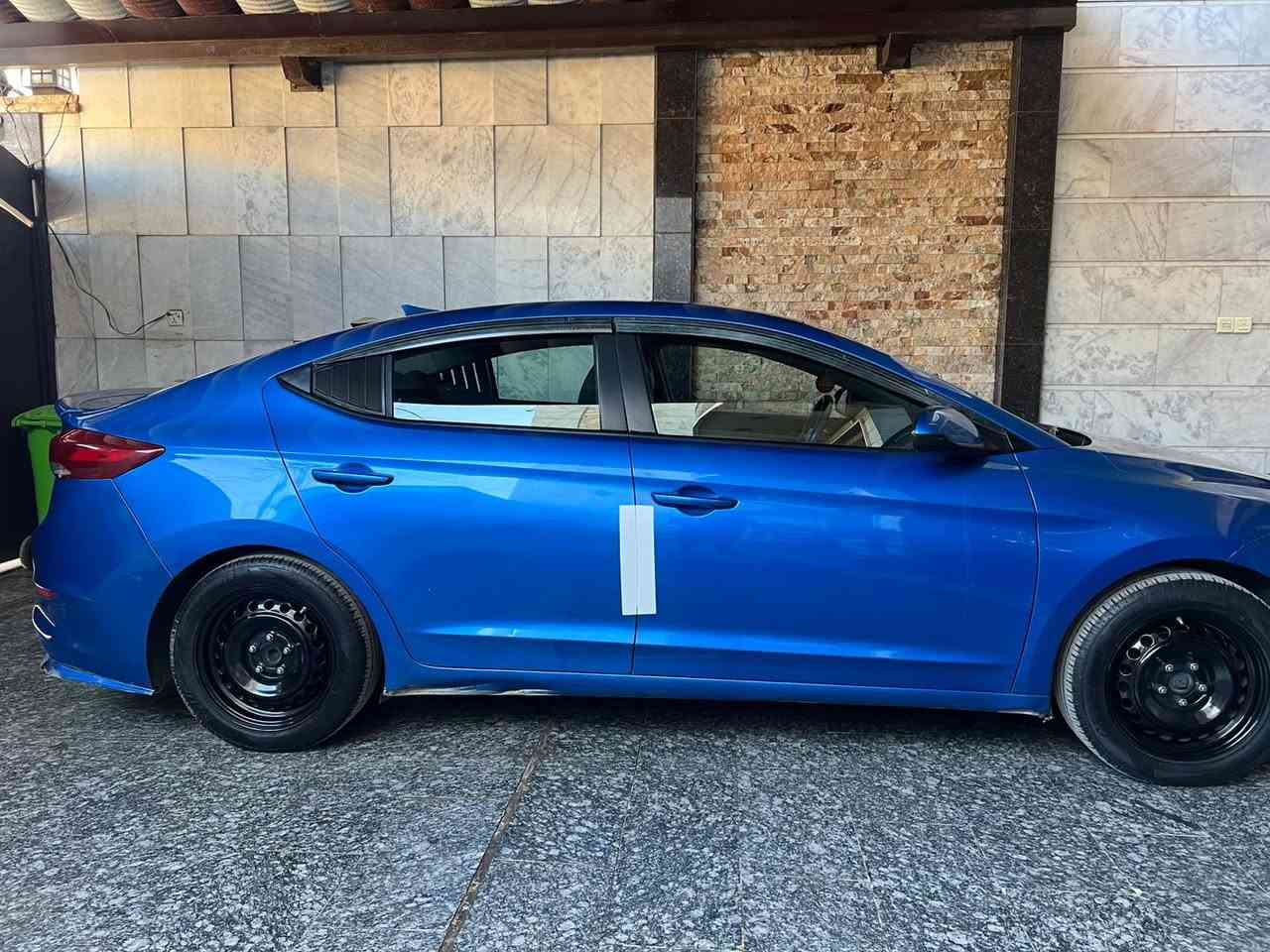 سلام عليكم النترا 2017 وارد امريكي حادث باب السائق تبديل فقط باقي مكفول ماشي 162ml
السيارة نص مواصفات 
السعر 122 مكاني حي اور
***********
