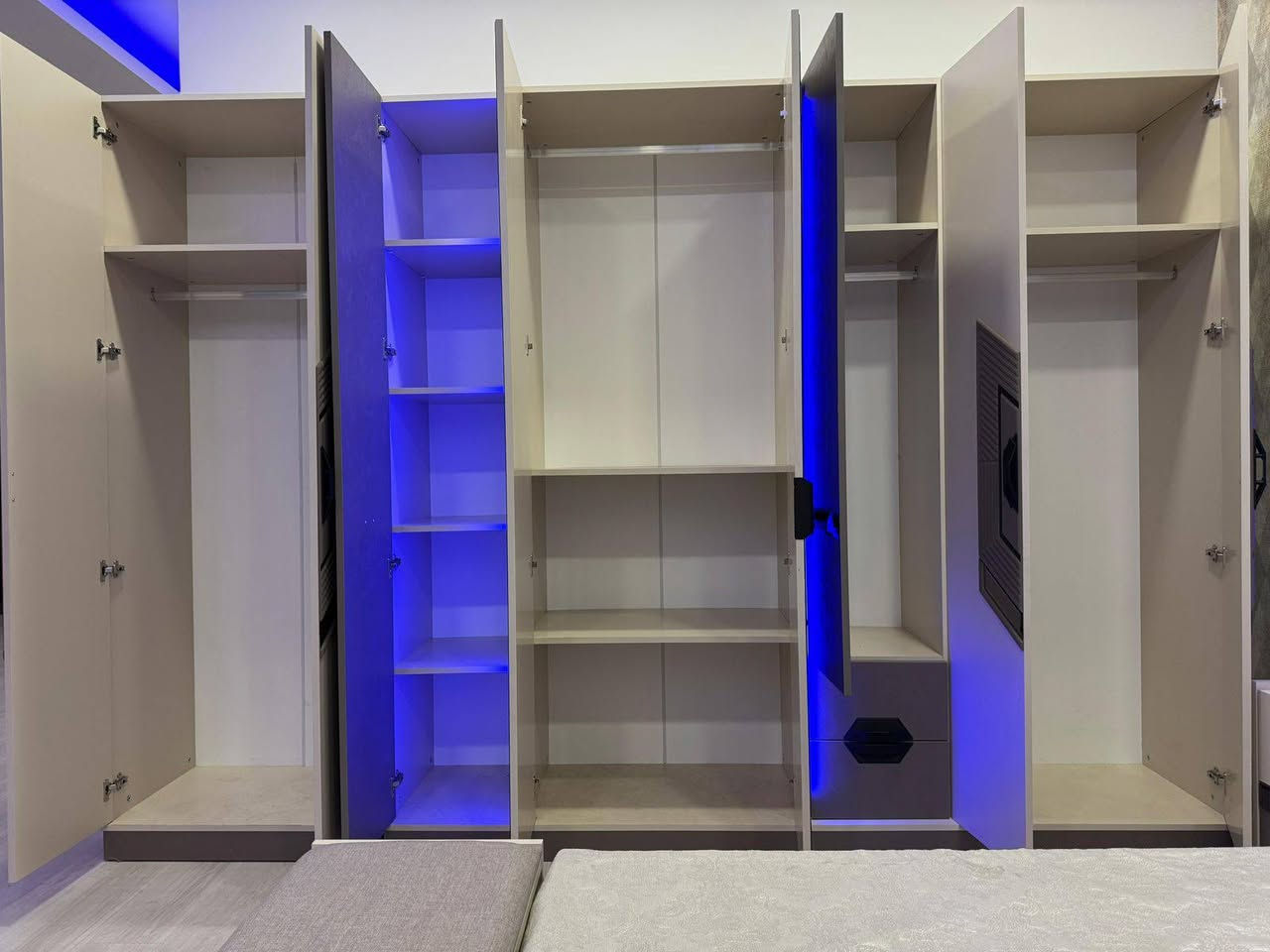 تم بعون الله تعالى حاويه 
موديل لميس 

شغل كل ثكيل كل بلوك ضهر 

10 قطع  جميع القطع اناره 

قياس كنتور 320
سرير خزن 
شازلون خزن 
الشد والنقل داخل بغداد مجاني 
حجز وستفسار وتساب 
***********
***********
