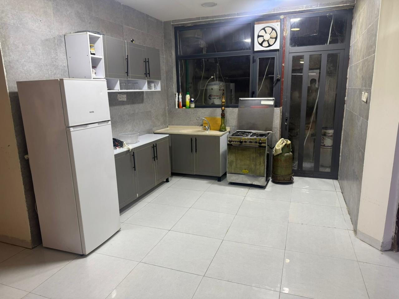 شقة مؤثثة طابق ارضي تحتوي على غرفتين وصالة ومطبخ وخدمات جاهزه من كلشي الدوره شارع ابو طياره مجاور رضا علوان لتواصل *********** سعر الأجار 900
