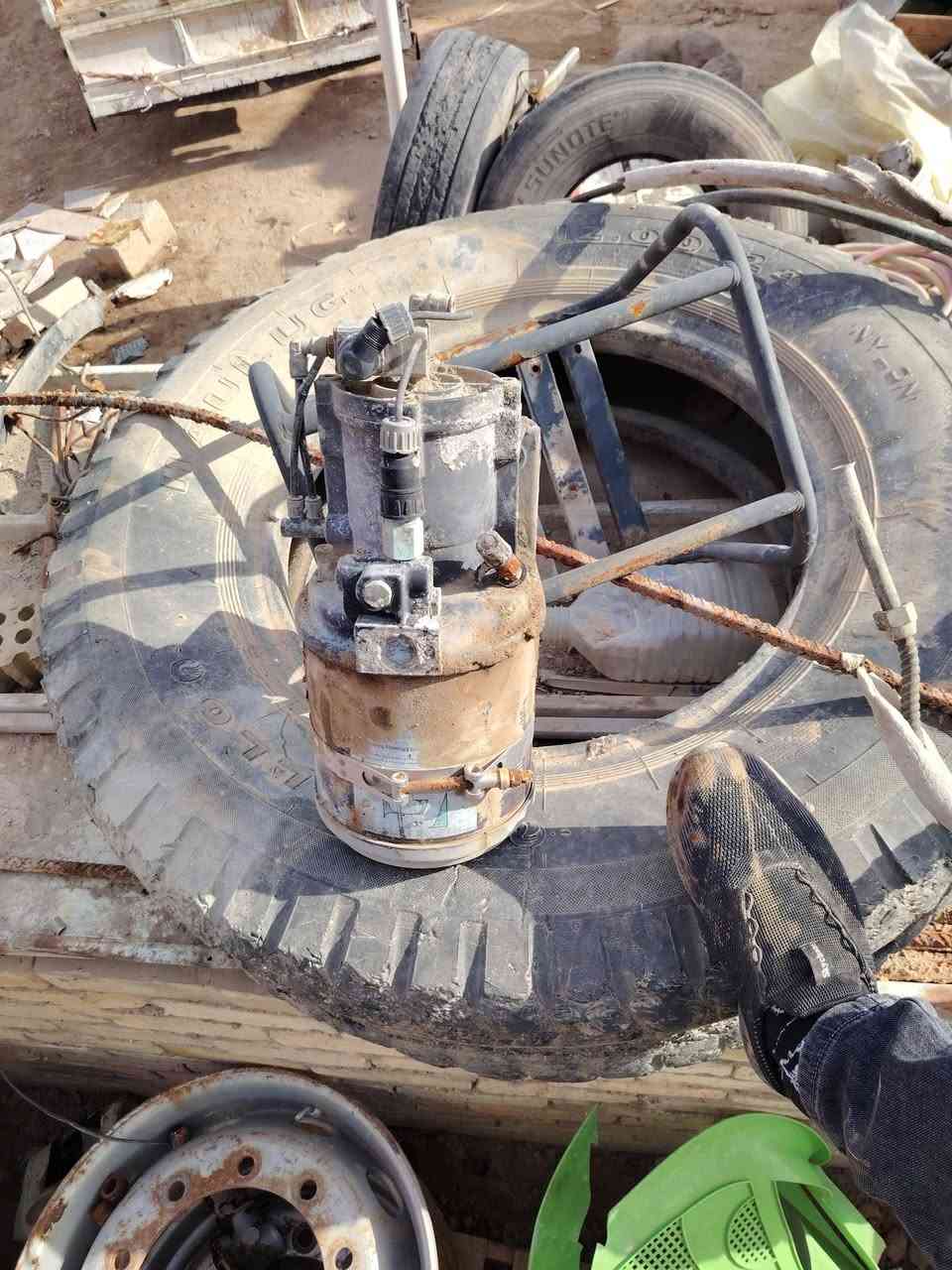 السلام عليكم
1 بنيد بطه
2 كشن اسكانيا نظيف
3 كاسحه وزعانف وزوجين ازلوف نظيفات
4 زوج ويل حرفش الماني اصلي
5 زوج تانكي كاز واحد فافون واحد سل استيل نظيفات 400 لتر
6 مشحمة اسكانيا 
للأستفسار *********** اياد الشمري
