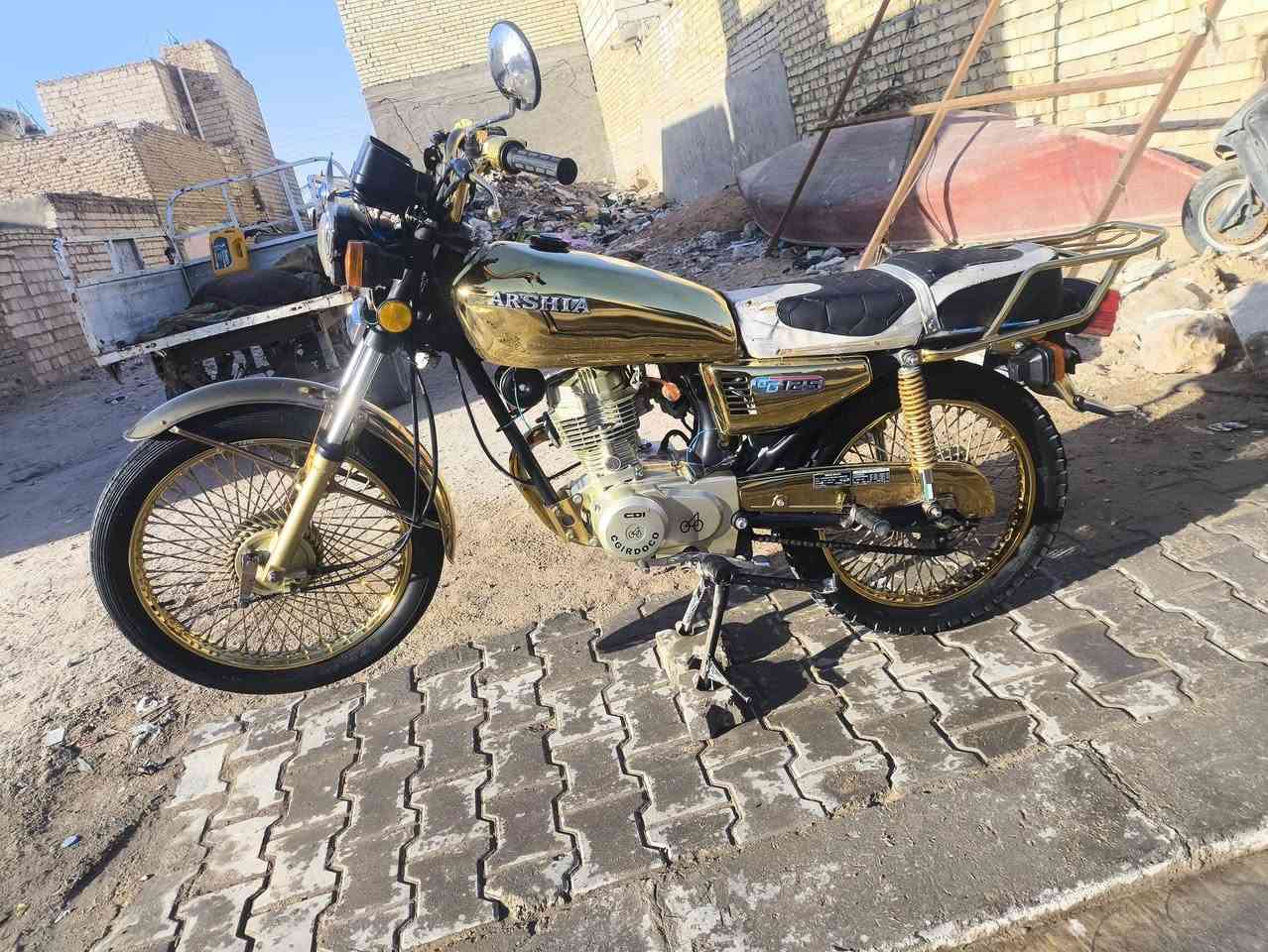 سلام عليكم دراجه للبيع موديل 15 كلها بلاديه حته المكينه ذهبي ما مفتوحه اوراق أصولي مسجلا واصلا للبصمه والرسومات السعر 700 المكان النجف رقم ***********
