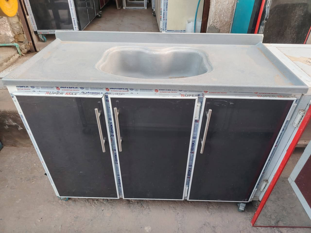 كاونترات وسيناكي مرمر متر أو متر او عشرين أو متر اونص جديد غير مستخدم تسكام أو اكو مستخدم البيع مكان عل شط يم فرع السيد غازي أو منطقة الكربلا ئي يم المسبح عفك الاستفسار اوتتصل *********** اوحتى العنده مراوس أو بيع چنه حاضرين
