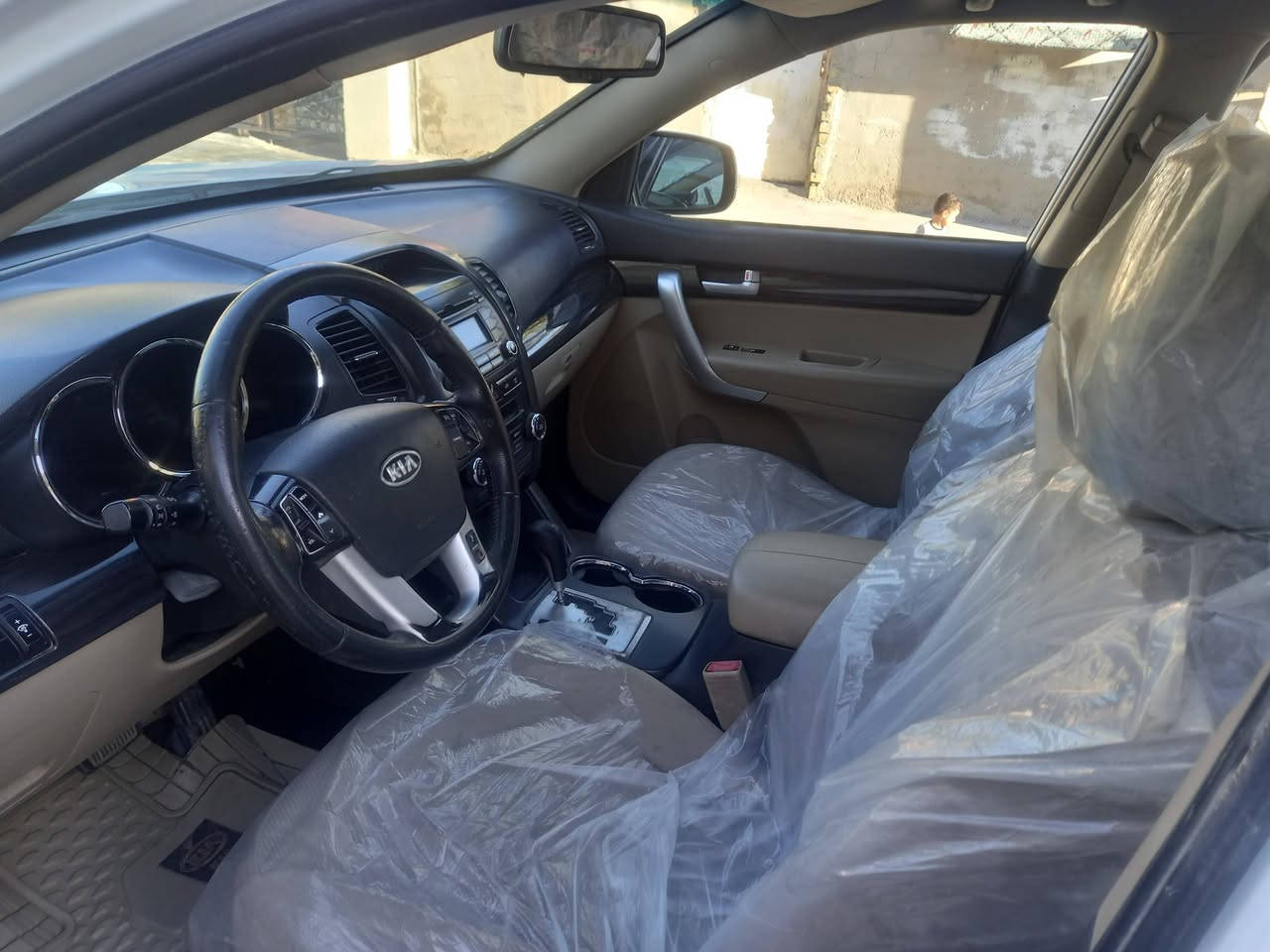 سورنتو خليجي موديل 2012اللون ابيض رقم سليمانيه 7راكب 3قطع تبريد جديد مكينة دوش جيده تحكمات استيرن  بصمة تشغيل وبصمة ابواب مري شفط+اشاير مري تخم تاير جيد جدا وهناك مواصفات اخرى السياره مال بيت عندي منذ 5سنوات على ايدي السياره للبيع او مراوس بسورنتو احدث مكان السياره في قضاء العزيزيه موبايل ***********//***********
