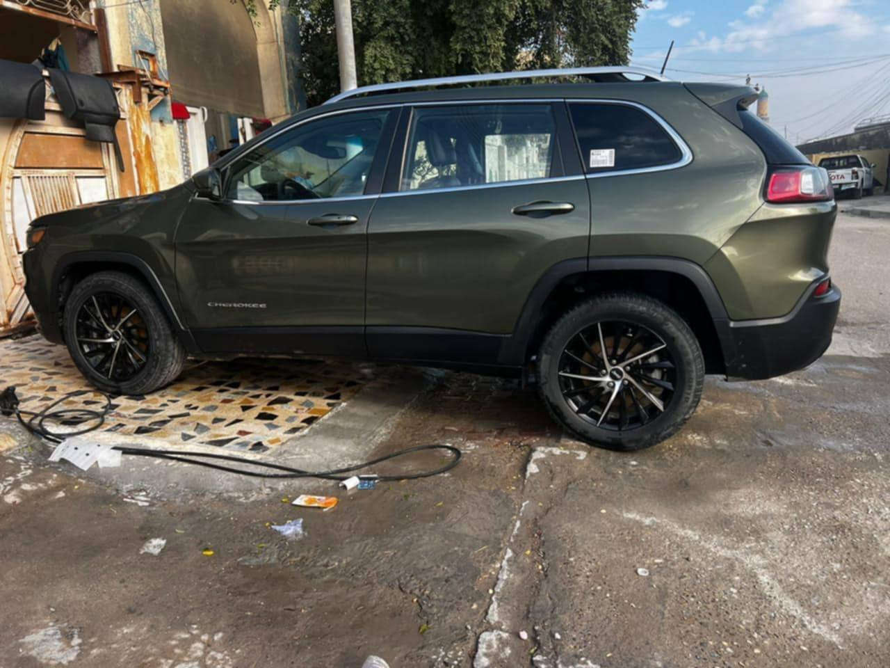 جيب شيروكي للبيع موديل 21 تفاصيل السياره داخل الصور الاستفسار على رقم ***********
