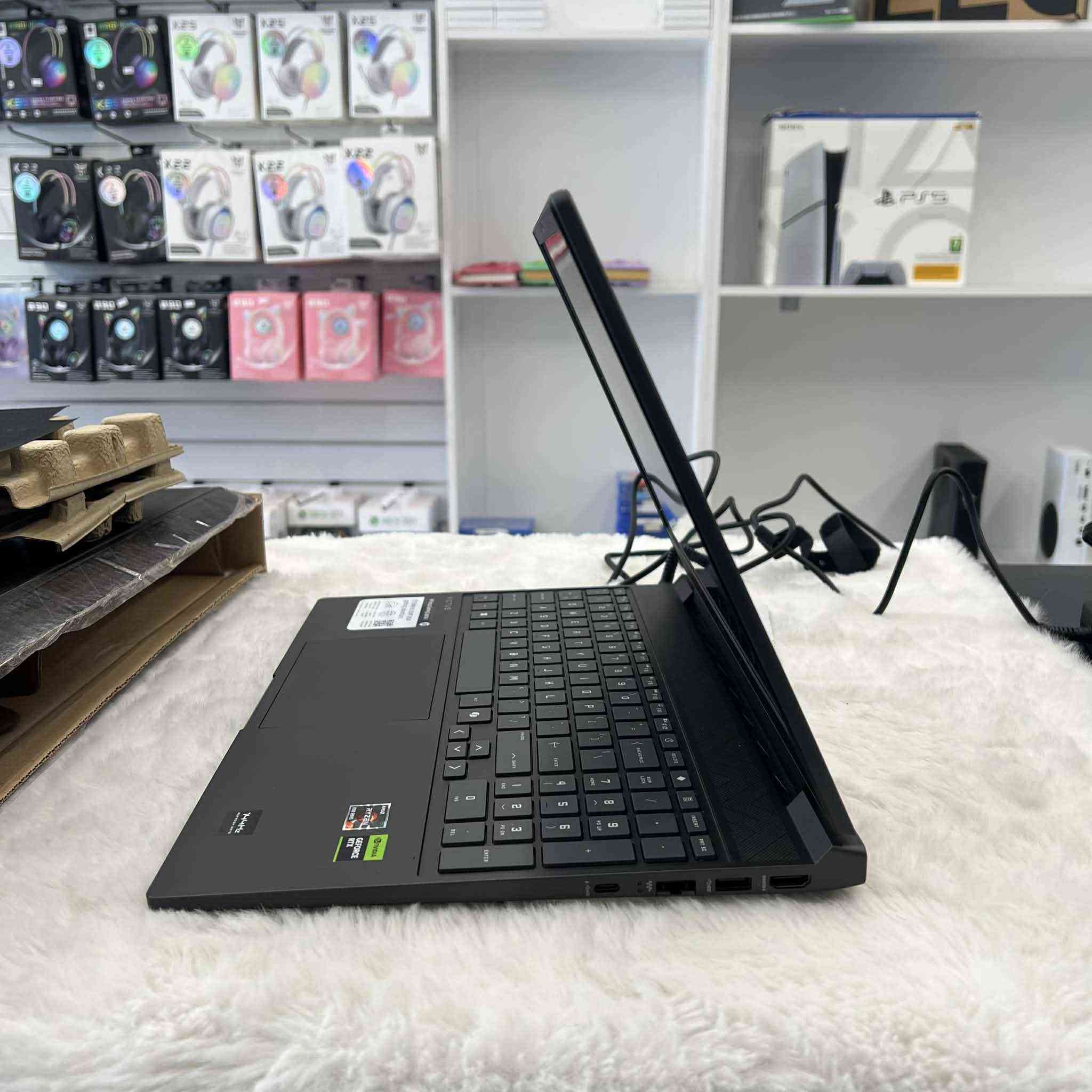 Rayzn 7 7445 HS
Ram 16 ddr5 
NVM 512 gb 
Rtx 4050 6gb 
Scren full hd 144hz 
Hp victos 
Battry 100% 

Zor xawena
*********** كويسينجاك, أربيل
