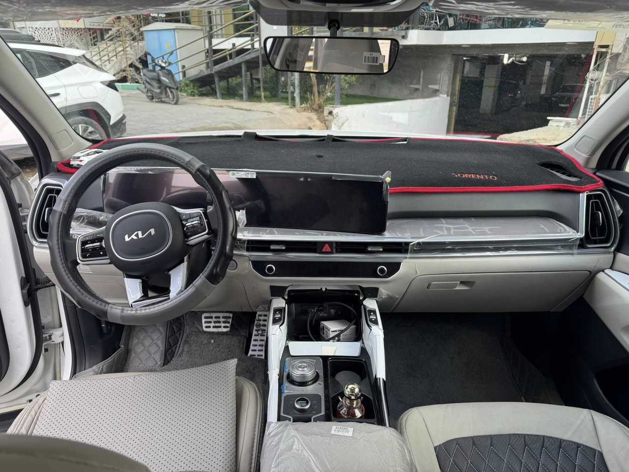 السلام عليكم 

سورنتو 2024 اعلى فئة 
محرك 3500
بانورما 
فور ويل 
اربع كامرات 
هاند بريك بصمة 
اتو هلد
بصمة صندوق وابواب 
تبريد تتدفئة كشنات
ماشية 20 الف كيلو حقيقي
السياره حلو  وجديدة كلش وهواية ماصفات ميحتاج اذكرها لان هي واحد على واحد
***********
