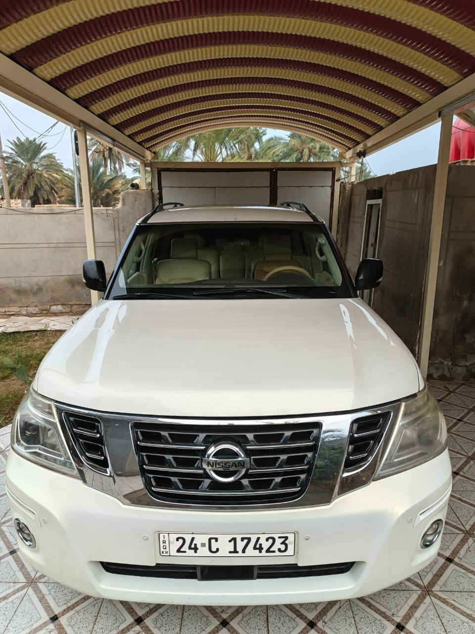 السلام عليكم :نيسان باترول 2013
: مكينه صغيرة المرغوبة 
: فول مواصفات عده الفتحة 
: مكينه حداديه وتخم تاير كله جديد.
: حساسات امامي خلفي شاشه كبيرة 
: سيارة بيه قطعه ونص كلير الباقي مكفوله كفاله عامه 
السعر: 225وبيه مجال: سنويه الى29تريد وكاله تريد تحويل 
العنوان: الديوانيه 
الرقم: ***********
الرقم: ***********
