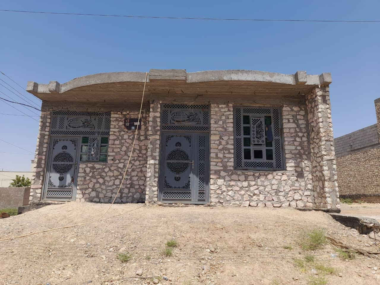 سلام عليكم يوجد بيت هيكل مسكوف 250متر
يتكون بيت من طابق الارضي غرفتين مطبخ 
ديوانيه مجمع صحيات و طابق الاول بيتونه 
و مجمع صحيات البيت ركن مكان هيت حي البكر قرب مدرسة القاهرة وسعر خاص الإتصال ***********.
